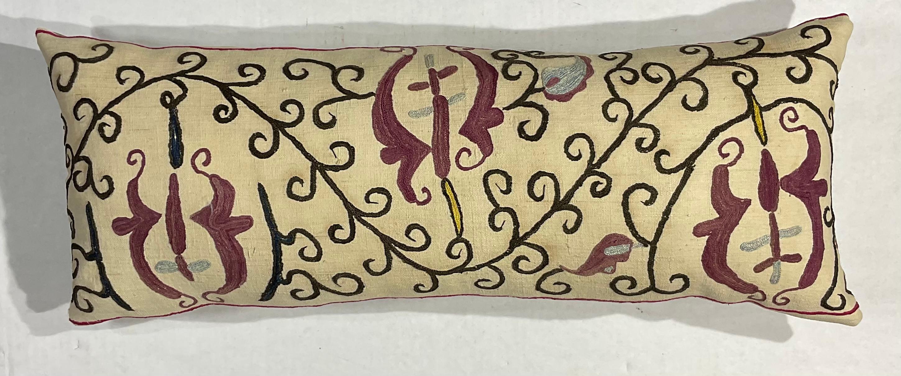 Einzelne antike Suzani-Kissen aus Seide mit Stickerei im Angebot 3