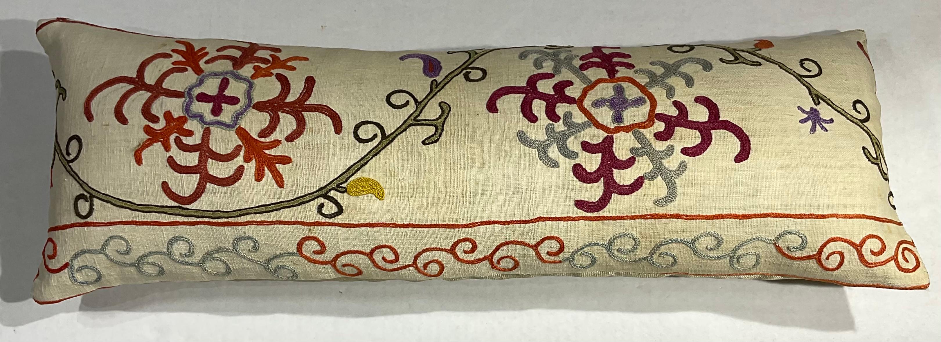 Einzelne antike Suzani-Kissen aus Seide mit Stickerei im Angebot 4