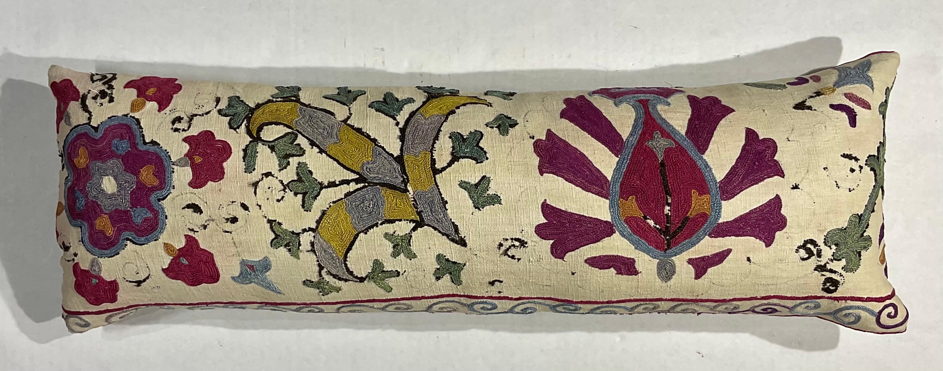 Einzelne antike Suzani-Kissen aus Seide mit Stickerei (Handgeknüpft) im Angebot