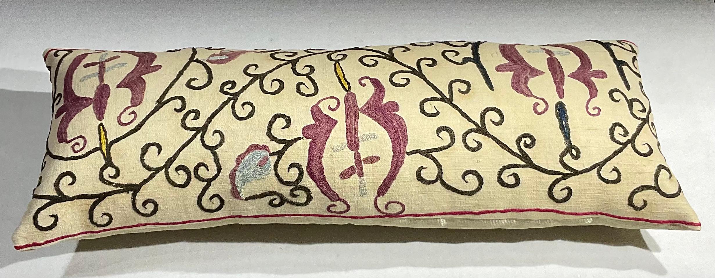 Einzelne antike Suzani-Kissen aus Seide mit Stickerei (Handgeknüpft) im Angebot