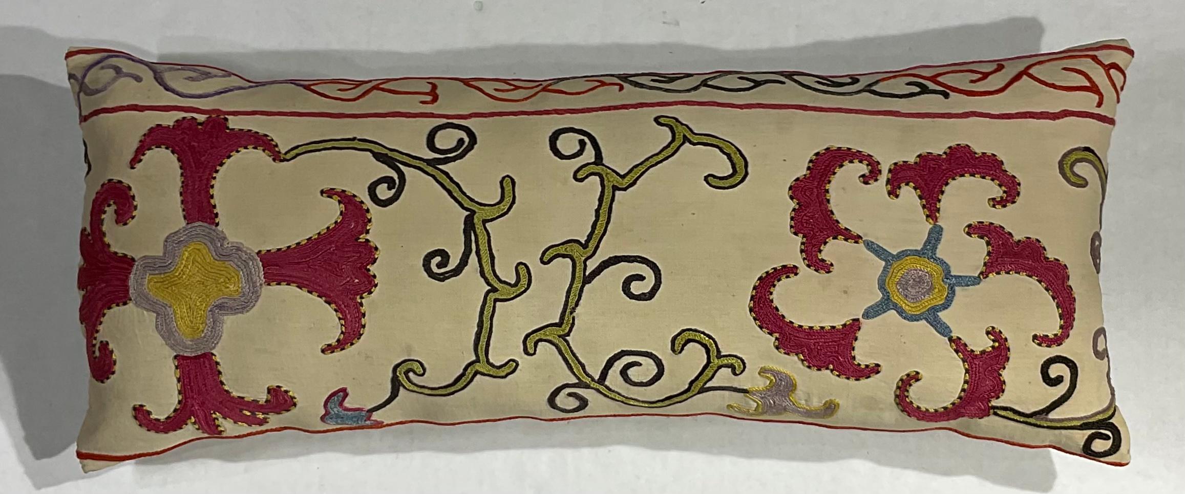 Einzelne antike Suzani-Kissen aus Seide mit Stickerei im Zustand „Gut“ im Angebot in Delray Beach, FL