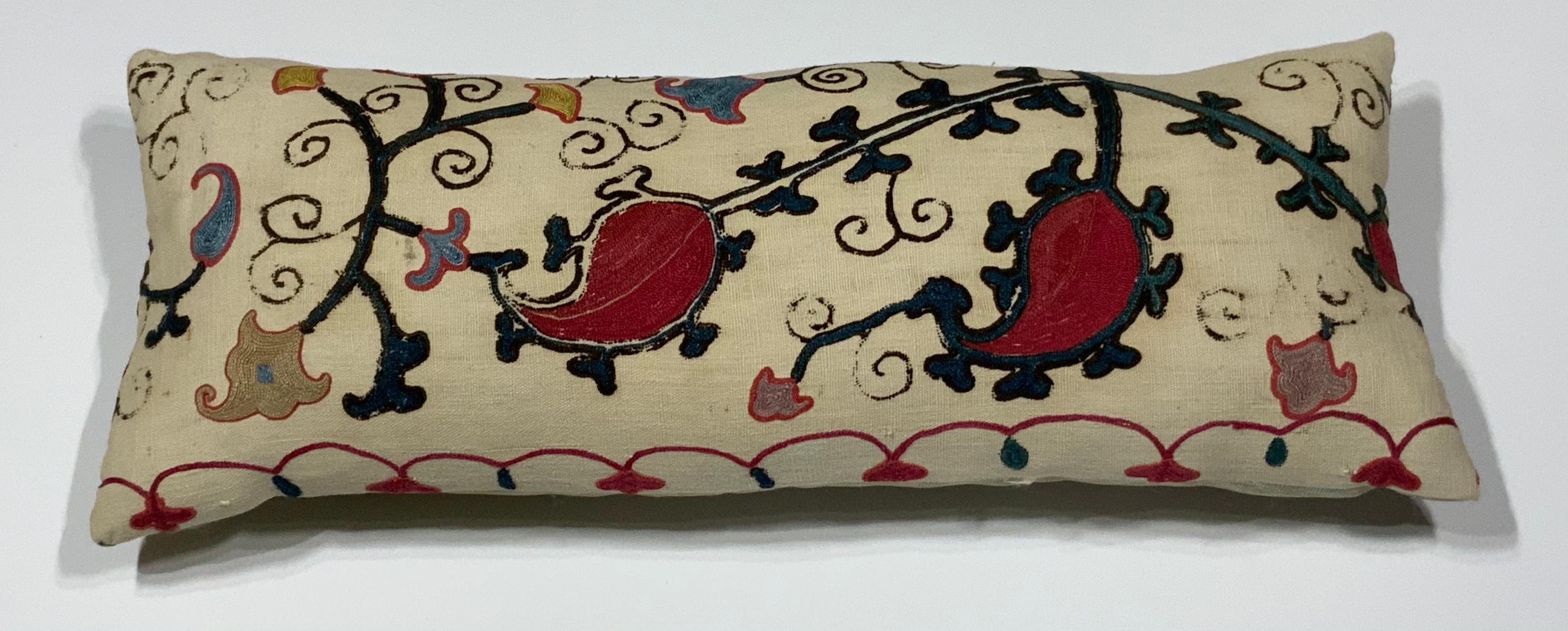 Einzelnes antikes Suzani-Kissen aus Seide mit Stickerei (Baumwolle) im Angebot