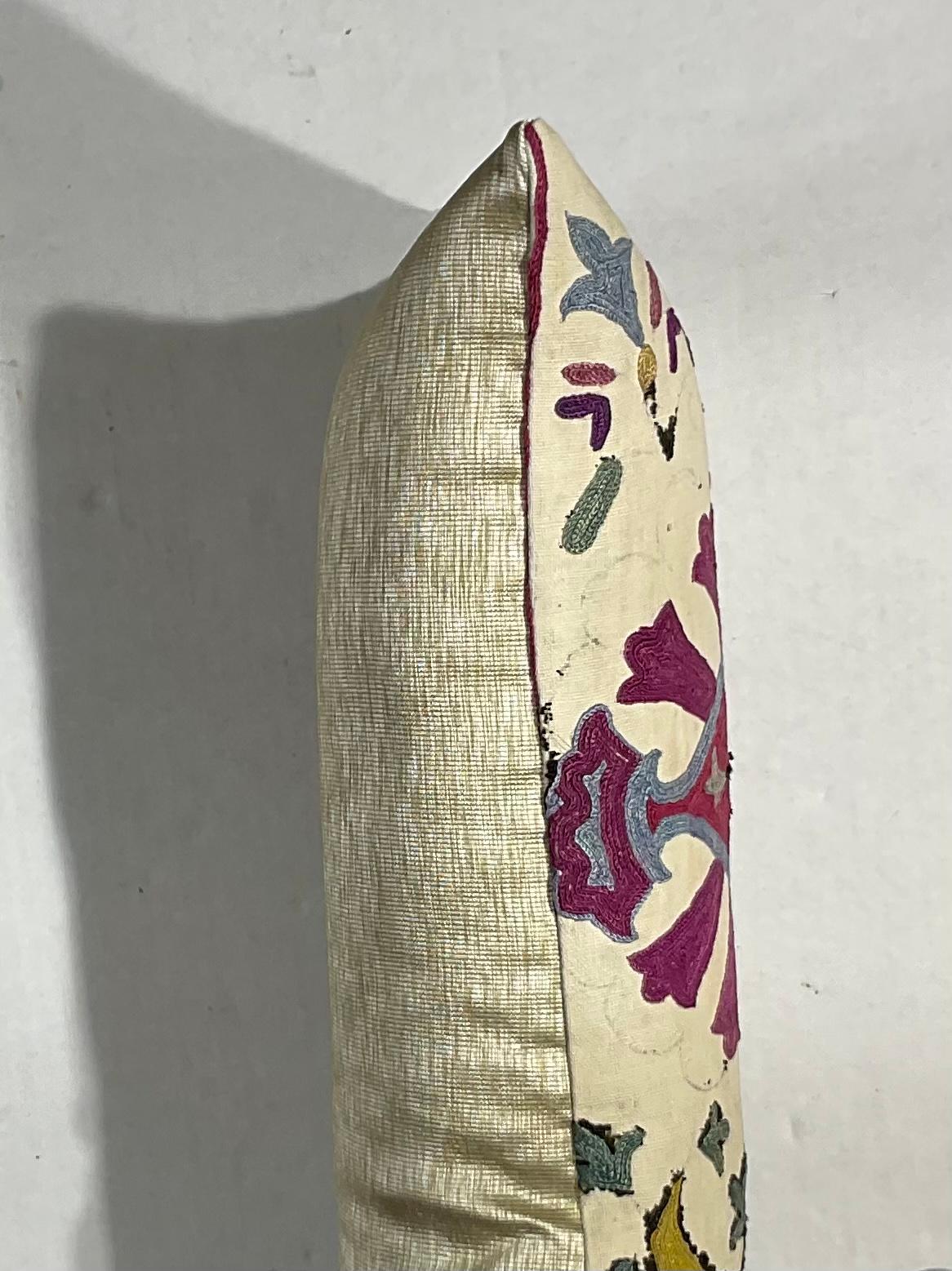 Einzelne antike Suzani-Kissen aus Seide mit Stickerei (Frühes 20. Jahrhundert) im Angebot