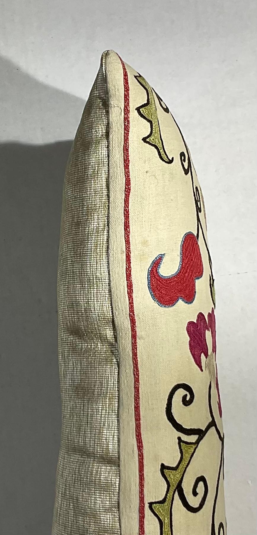 Coton Coussin simple brodé en soie ancienne Suzani en vente