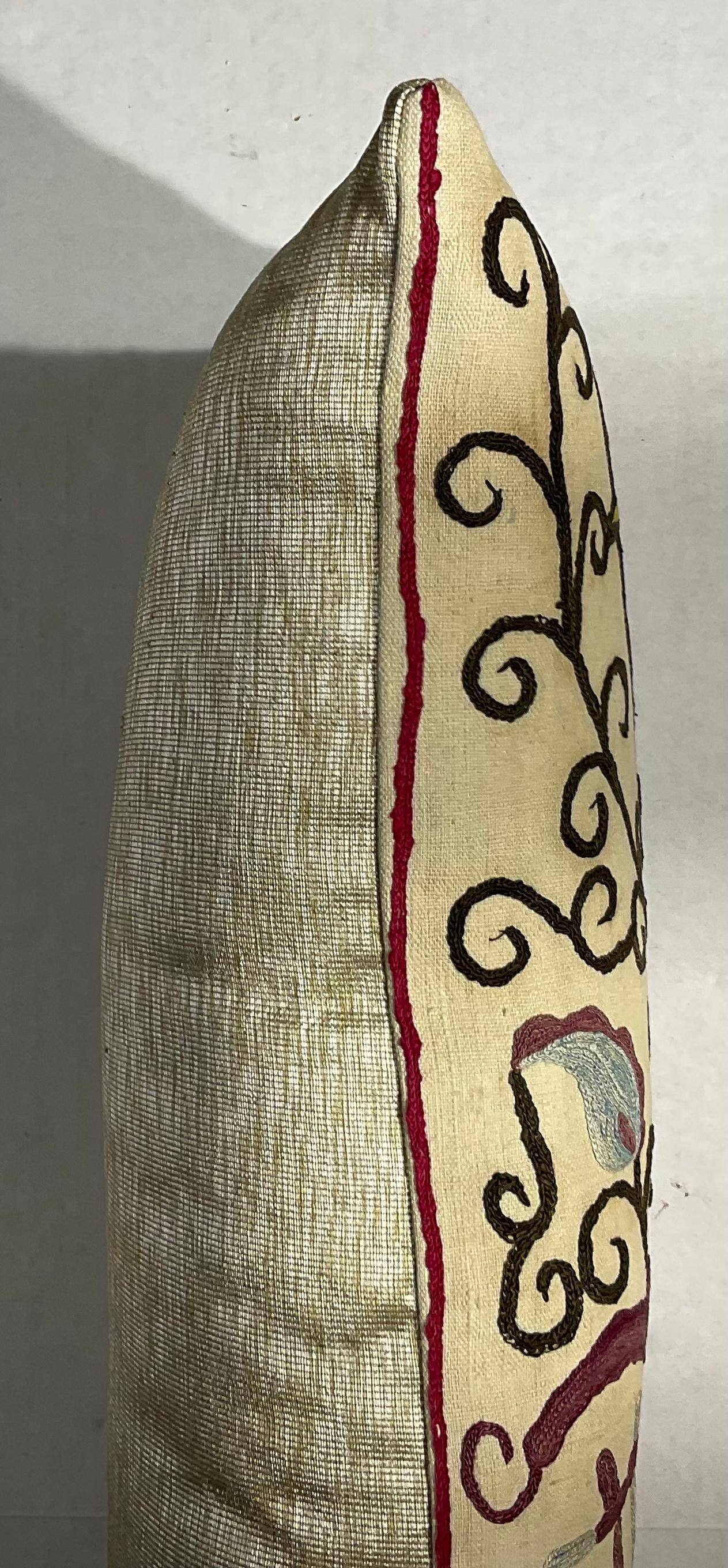 Einzelne antike Suzani-Kissen aus Seide mit Stickerei (Baumwolle) im Angebot