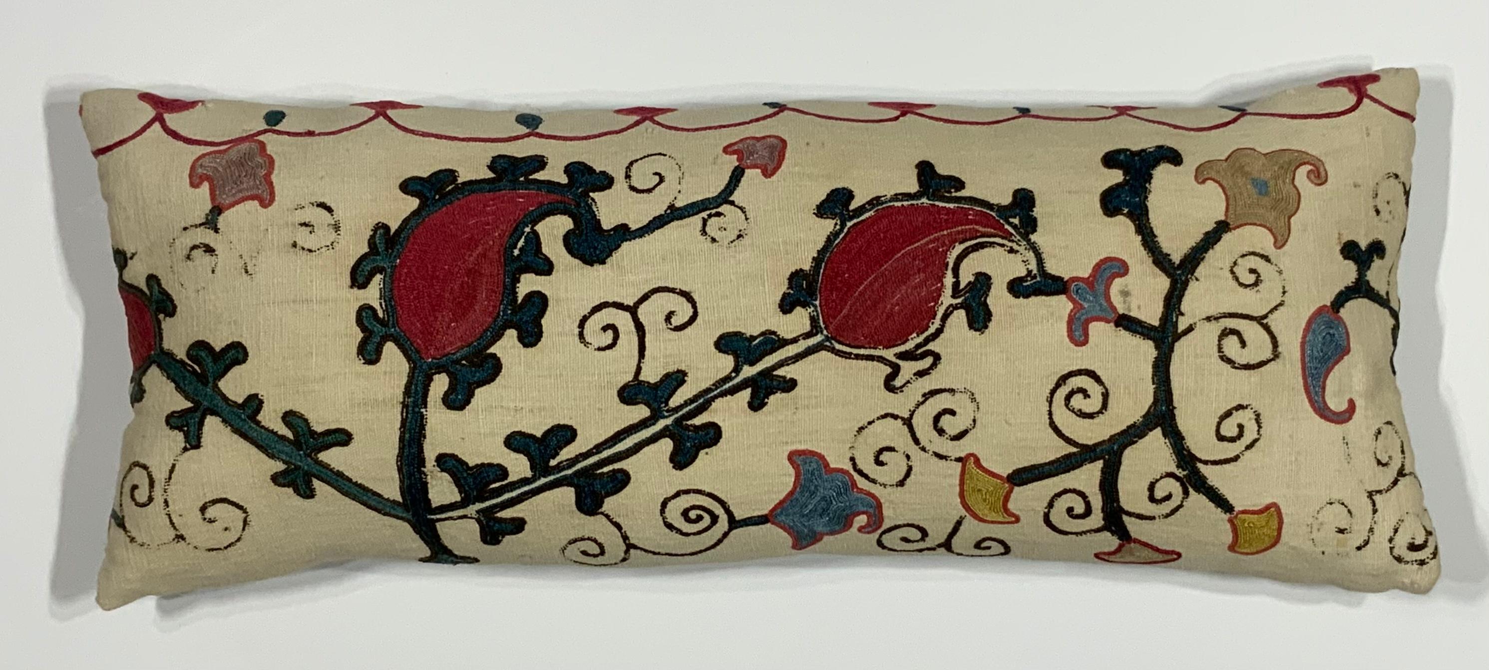 Einzelnes antikes Suzani-Kissen aus Seide mit Stickerei im Angebot 2