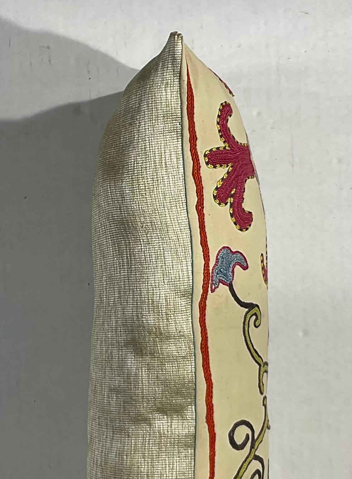Einzelne antike Suzani-Kissen aus Seide mit Stickerei im Angebot 1