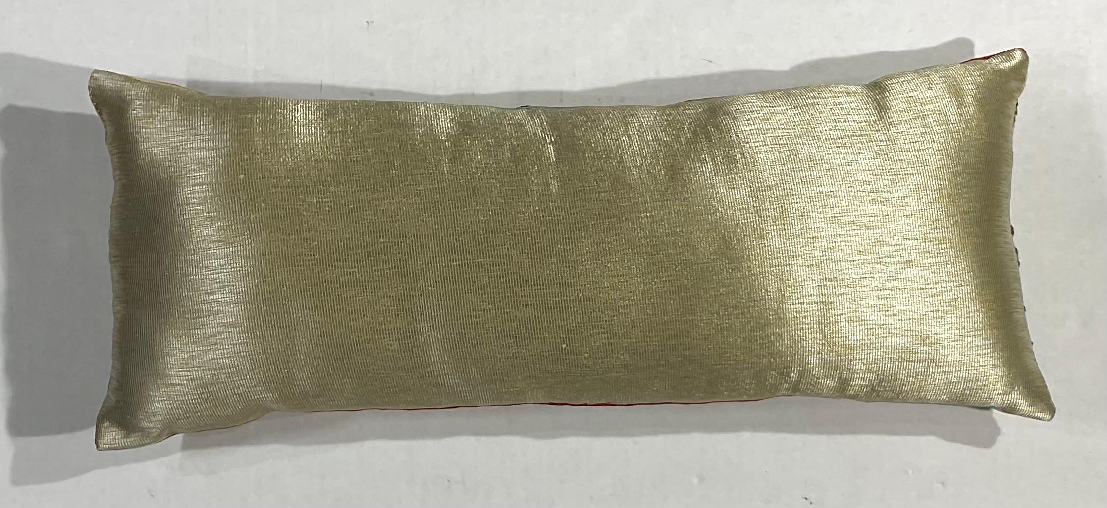 Einzelne antike Suzani-Kissen aus Seide mit Stickerei im Angebot 2