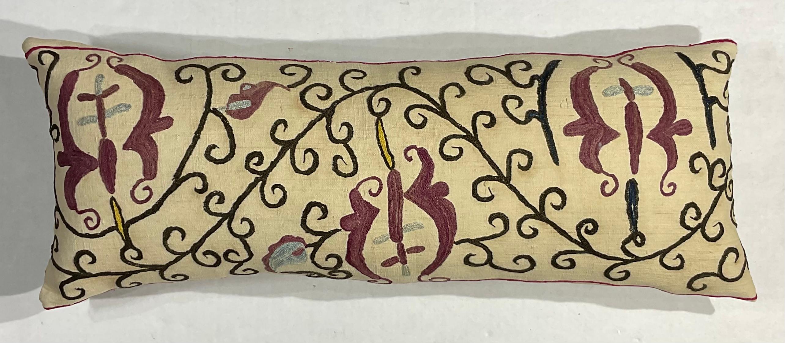 Einzelne antike Suzani-Kissen aus Seide mit Stickerei im Angebot 2