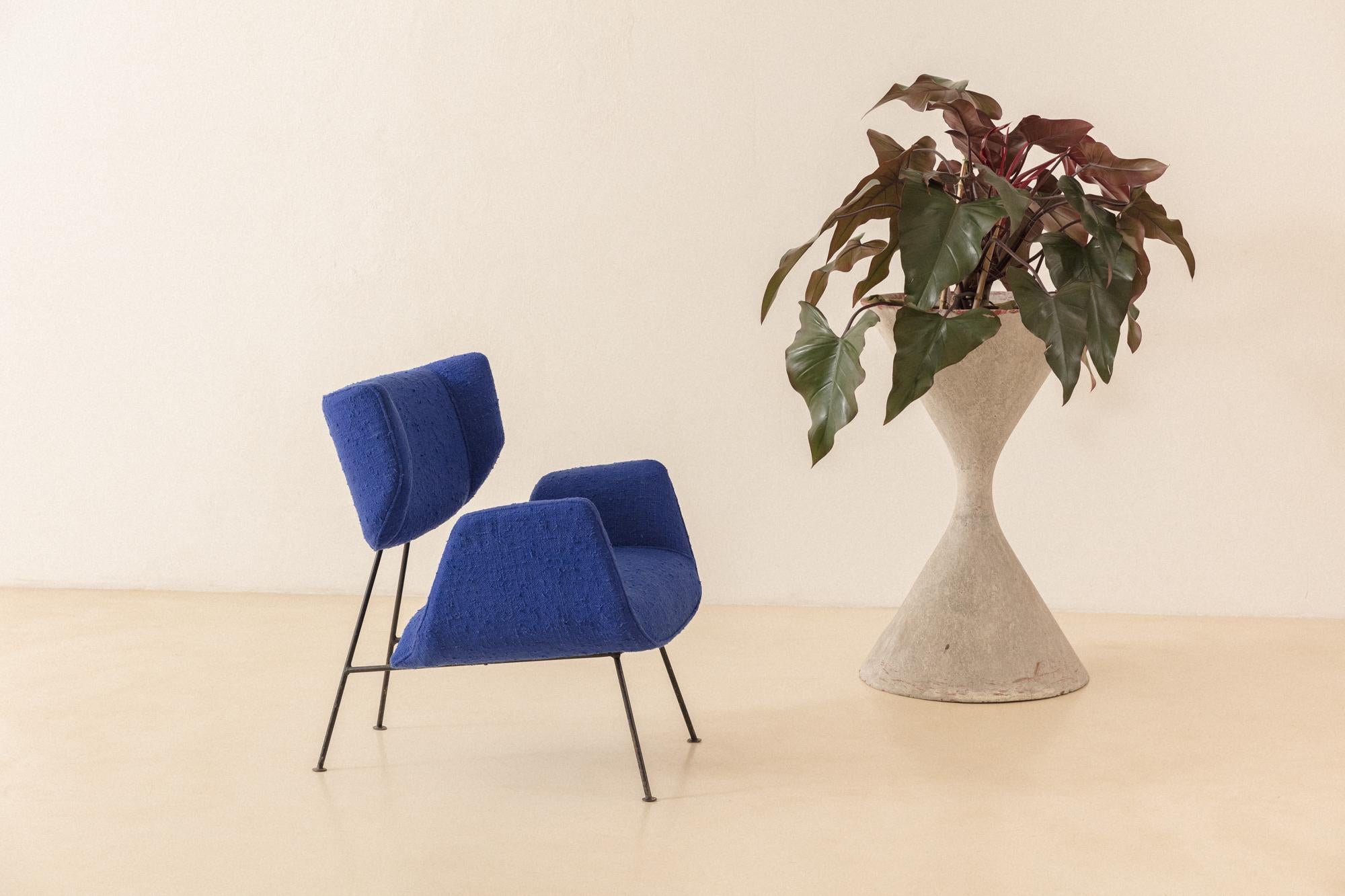 Dieser fabelhafte Sessel wurde von Martin Eisler entworfen und von Forma S.A. hergestellt. Móveis e Objetos de Arte im Jahr 1955. Das Stück besteht aus einer Eisenstruktur mit Messingspitzen und zwei unabhängigen Volumen für Sitz und Rückenlehne,
