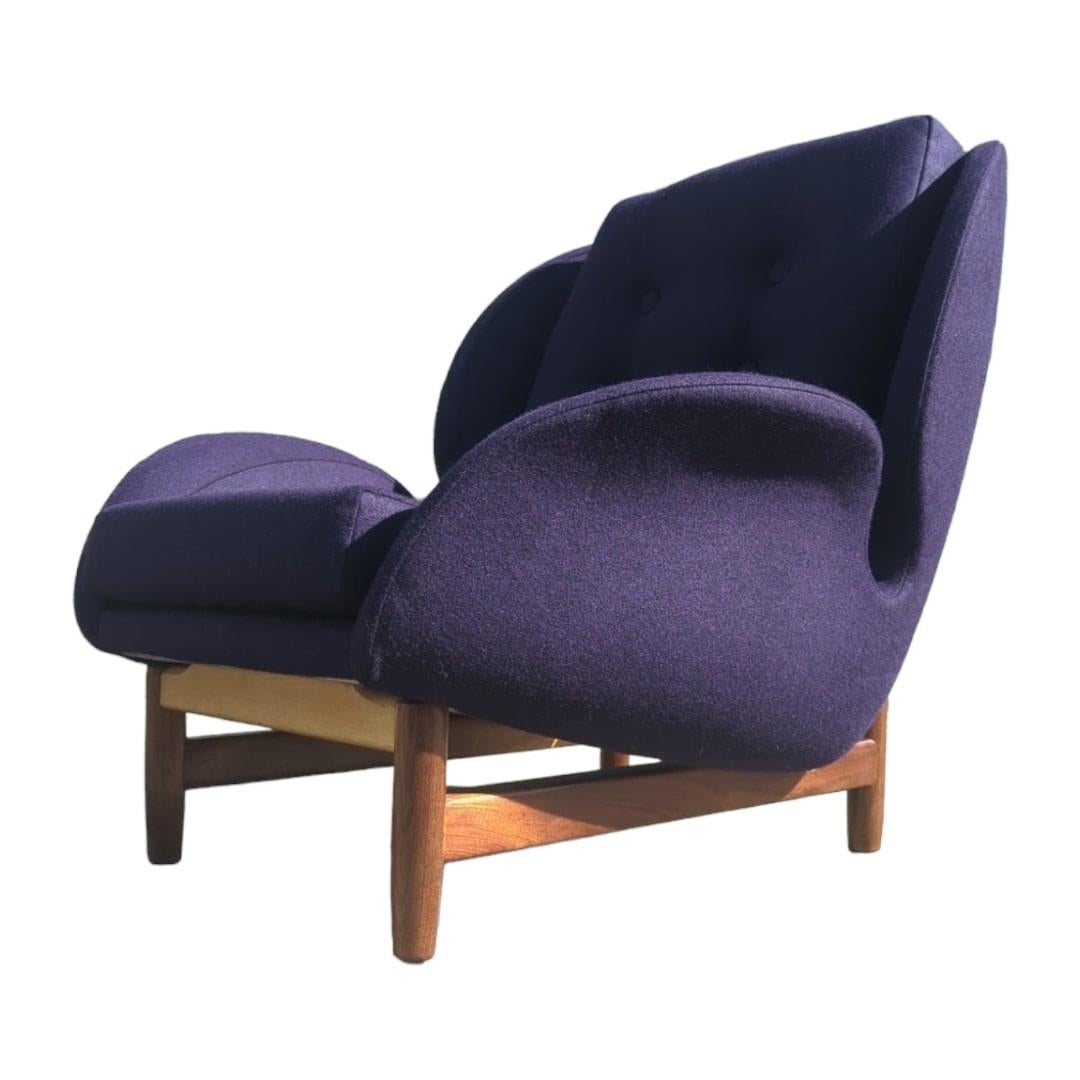 Single armchair Danish Deluxe Eros Swan chair fully restored purple Kvadrat wool For Sale 3