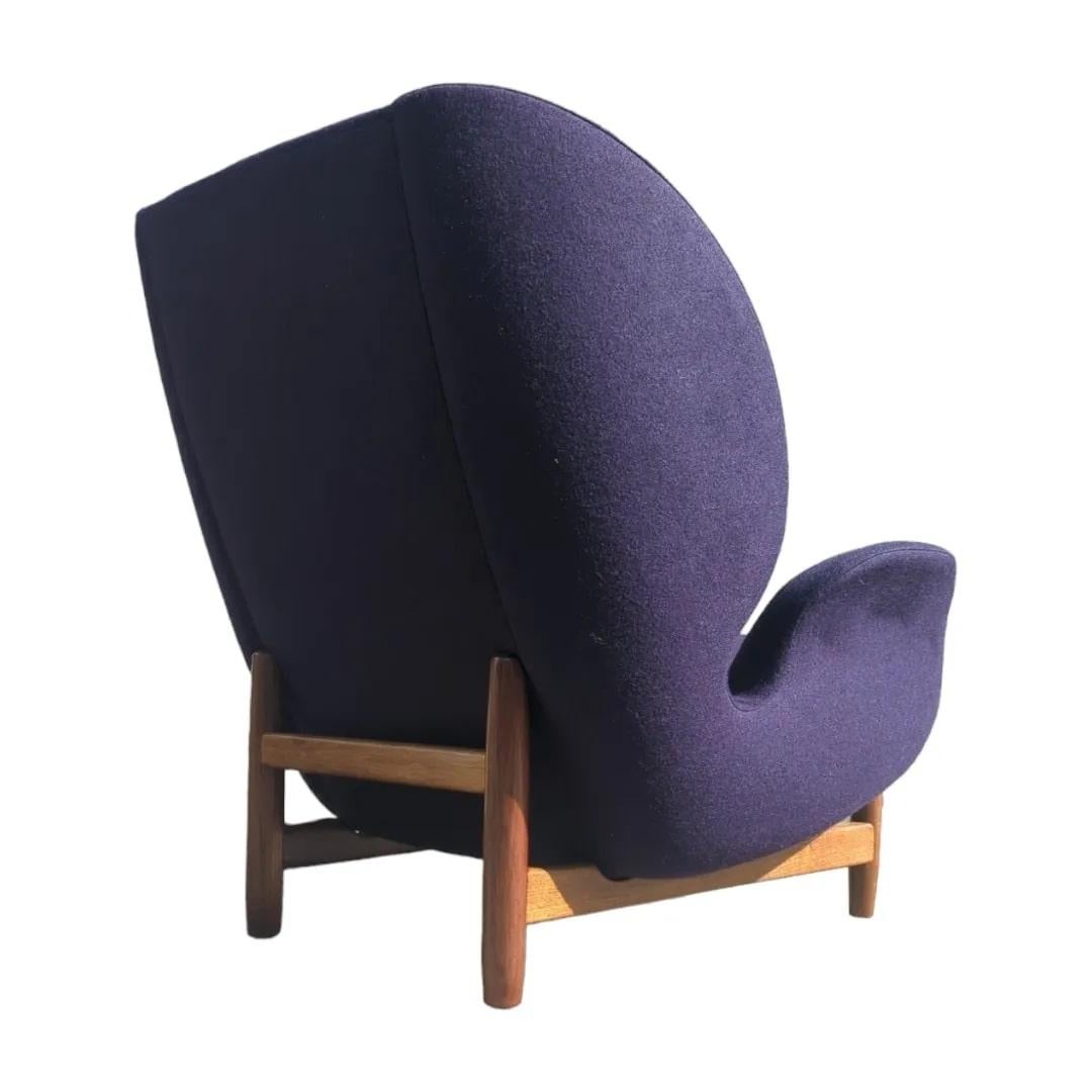 Single armchair Danish Deluxe Eros Swan chair fully restored purple Kvadrat wool In Good Condition For Sale In PORT MELBOURNE, AU