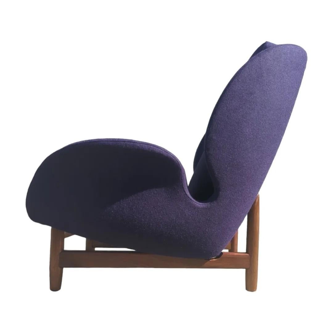 Mid-20th Century Single armchair Danish Deluxe Eros Swan chair fully restored purple Kvadrat wool For Sale