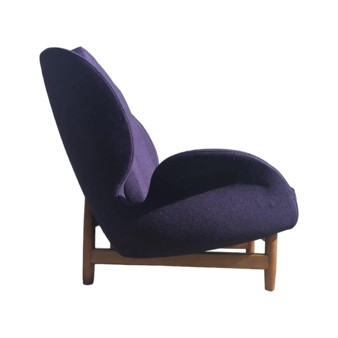 Single armchair Danish Deluxe Eros Swan chair fully restored purple Kvadrat wool For Sale 1