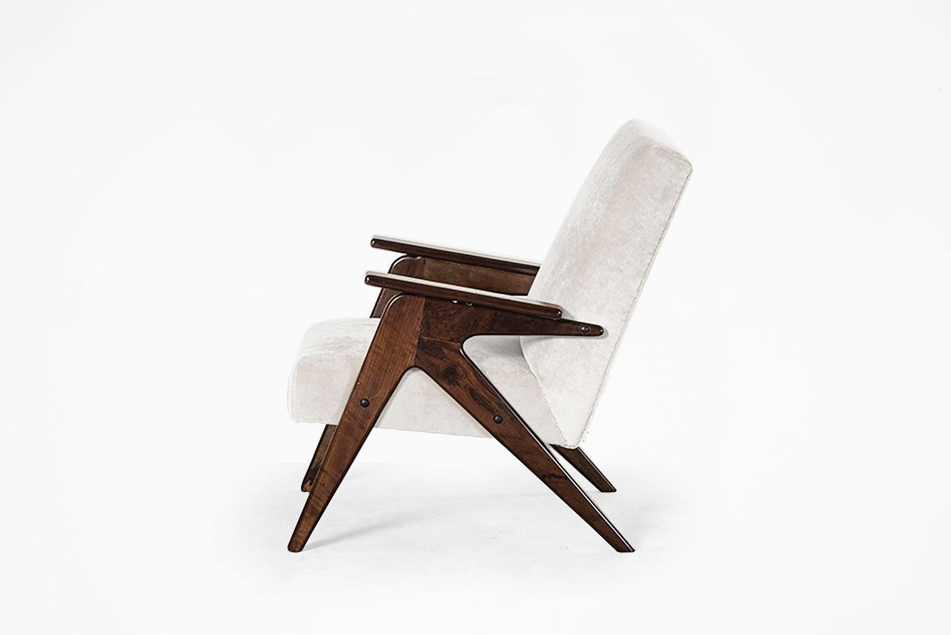 Single armchair model “Tridente” or “P9”
Manufactured by Studio d’Arte Palma (Lina Bo Bardi & Giancarlo Palanti) Brazil, 1948
wood, velvet mohair upholstery

Measurements
64cmx84cmx88hcm 
25,2inx33,1inx34,6hin

Literature
A Casa Moderna: