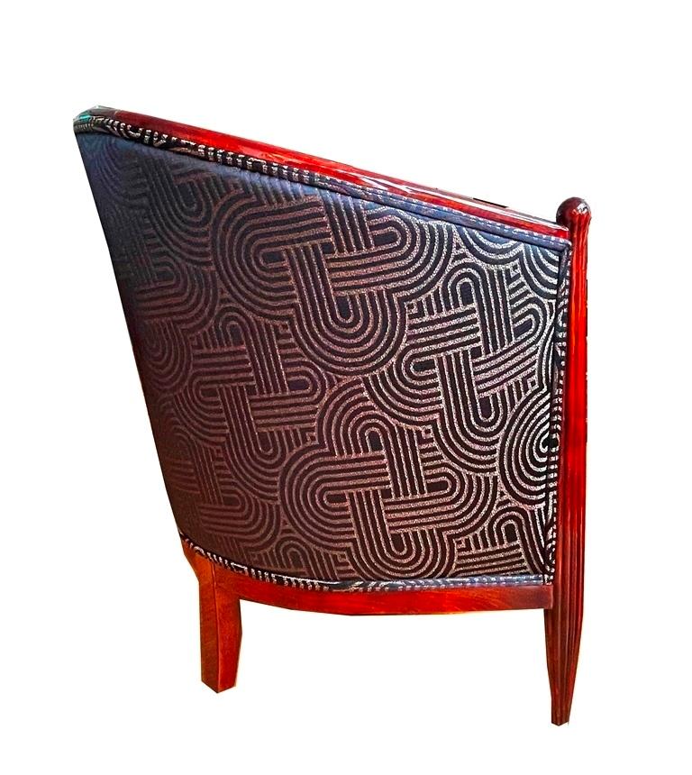 Einzelner Sessel
Dieser elegante Art-Déco-Sessel stammt aus Frankreich und wurde um 1930 hergestellt. Der Sessel ist aus Buche gefertigt, die gebeizt wurde, um dem Holz eine tiefe, satte Farbe zu verleihen. Die Beine des Sessels sind spitz zulaufend