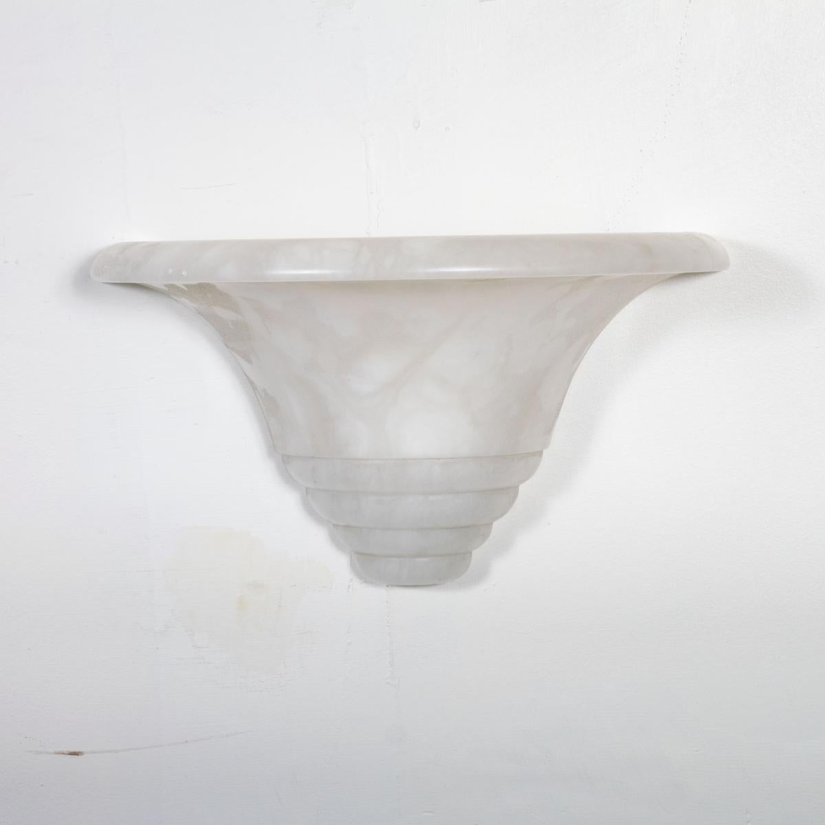 Einzelne vom Art déco inspirierte spanische Alabaster-Leuchte. Jedes Stück weist natürlich vorkommende Variationen in Farbe und Maserung auf.