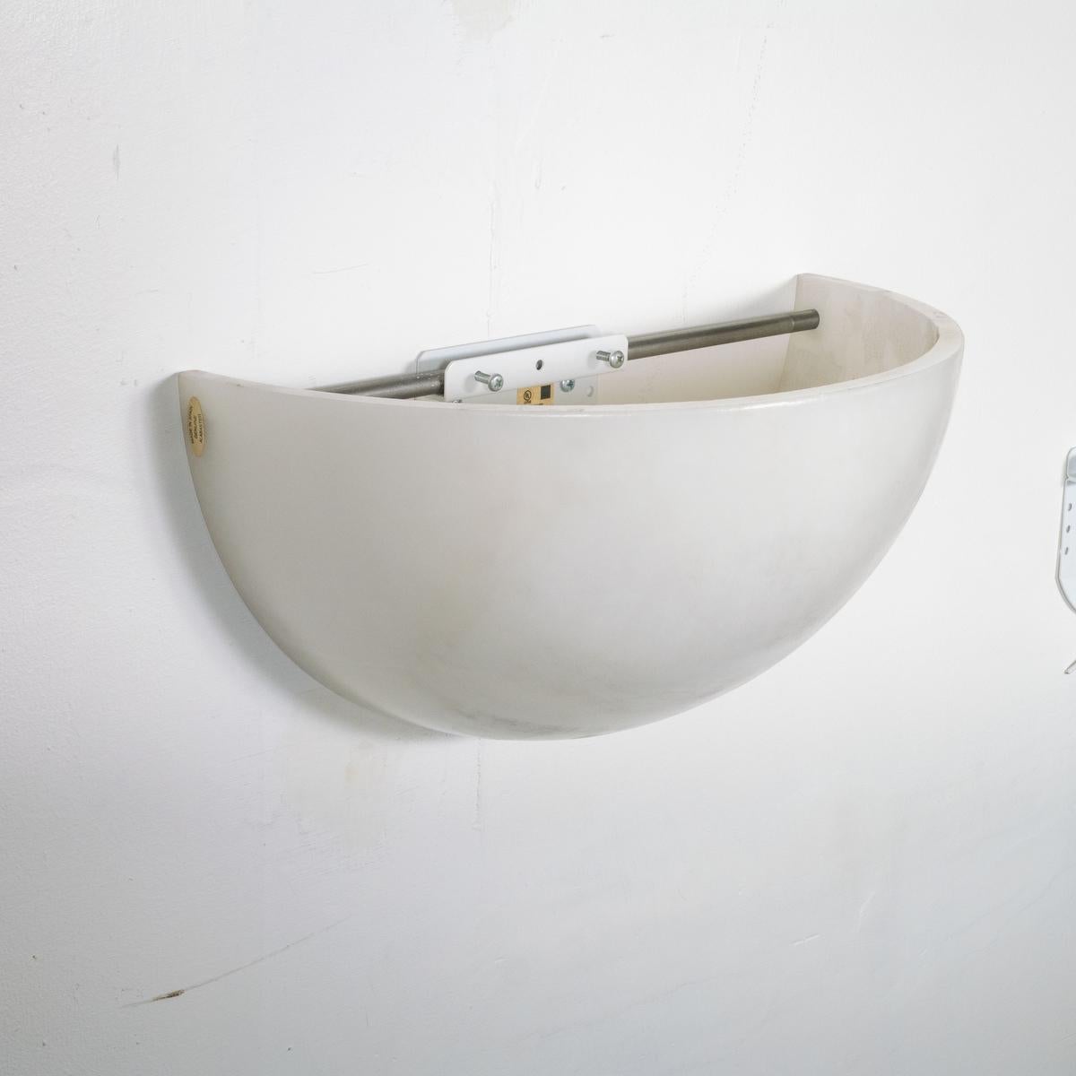 Alabastro Applique singola in alabastro spagnolo di ispirazione Art Deco in vendita