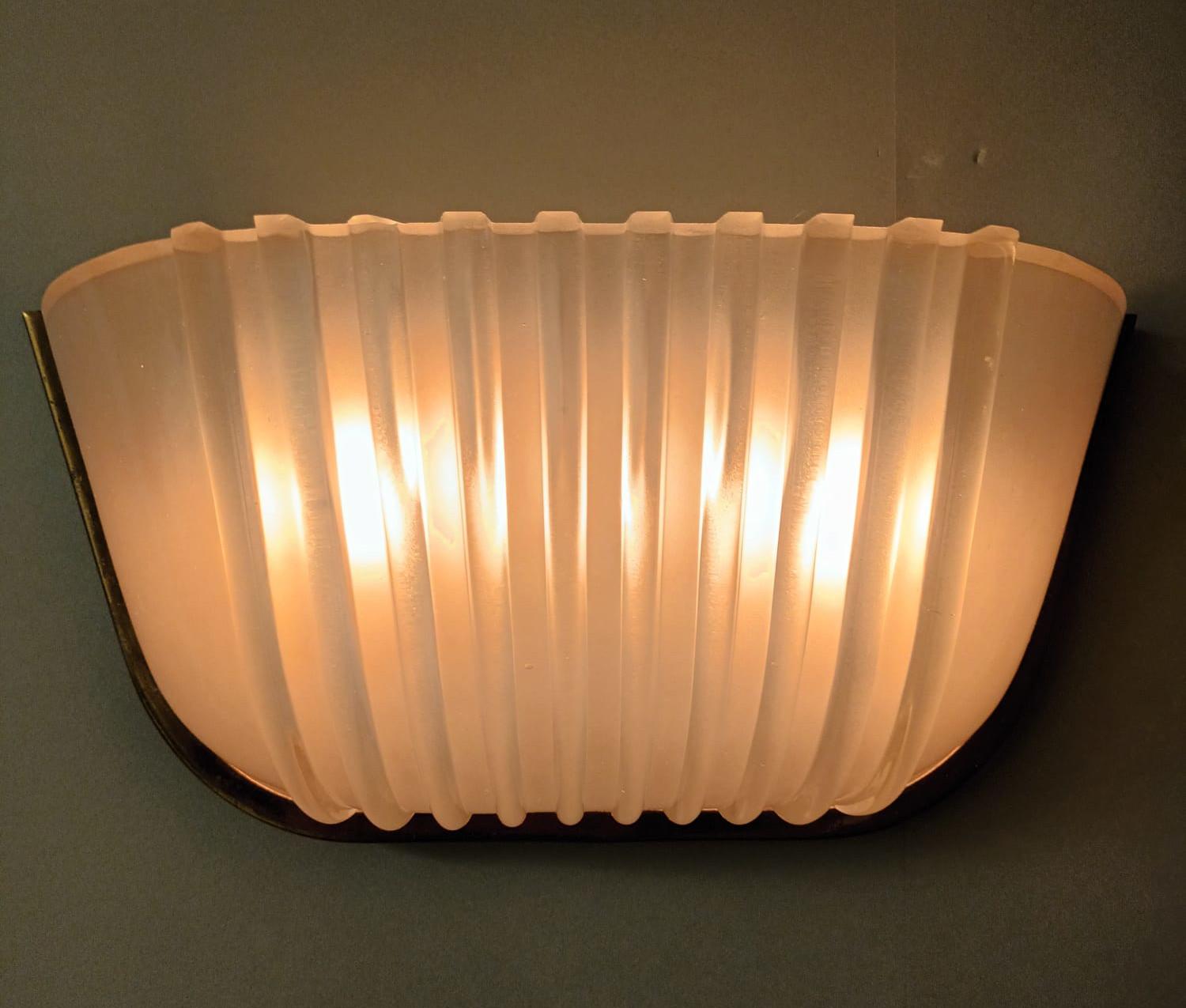 Single Art Deco Sconce In Good Condition For Sale In Los Angeles, CA