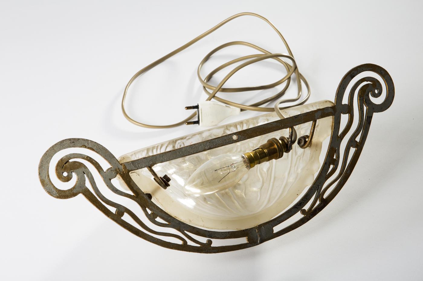 Einzelne dekorative und seltene Wandleuchte von Genet & Michon. Frankreich 1920er Jahre.
Gepresstes, geformtes Glas in Form eines 
