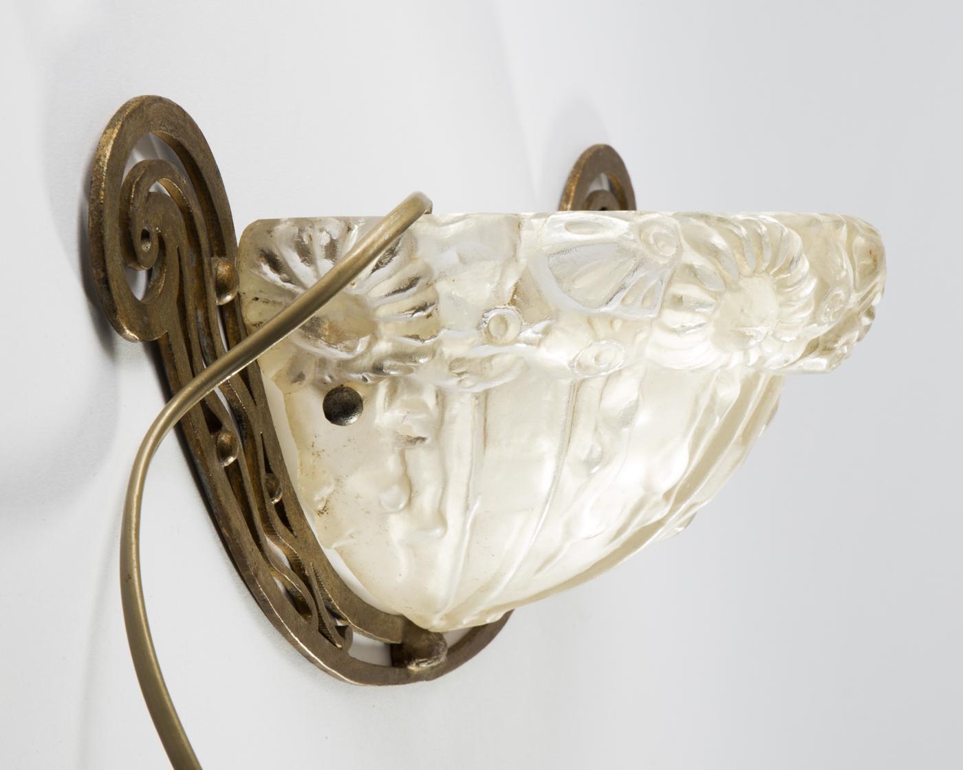 Einzelne Art Déco-Wandleuchte von Genet & Michon. Frankreich 1920er Jahre. (Französisch) im Angebot