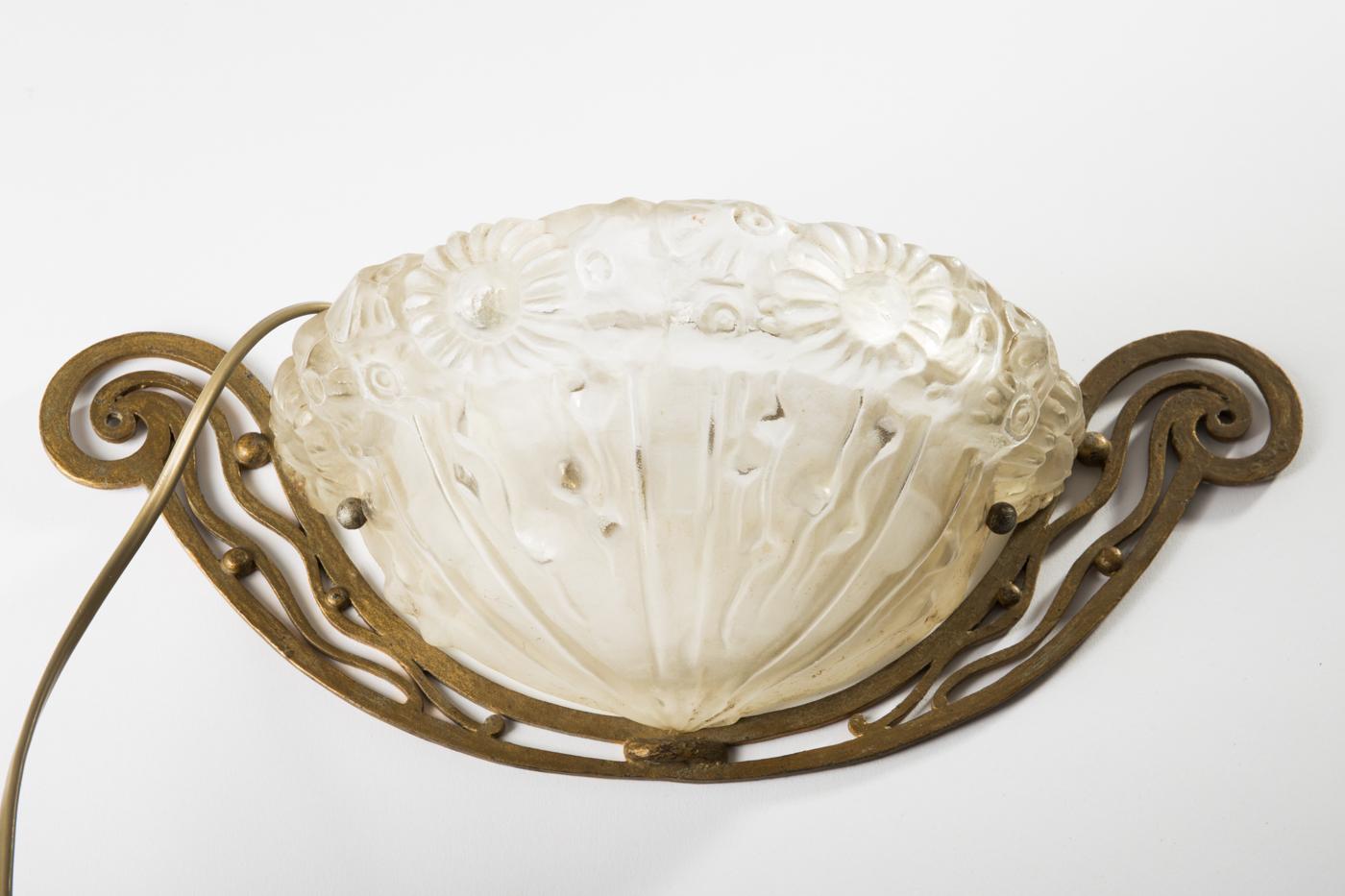 Einzelne Art Déco-Wandleuchte von Genet & Michon. Frankreich 1920er Jahre. (Frühes 20. Jahrhundert) im Angebot