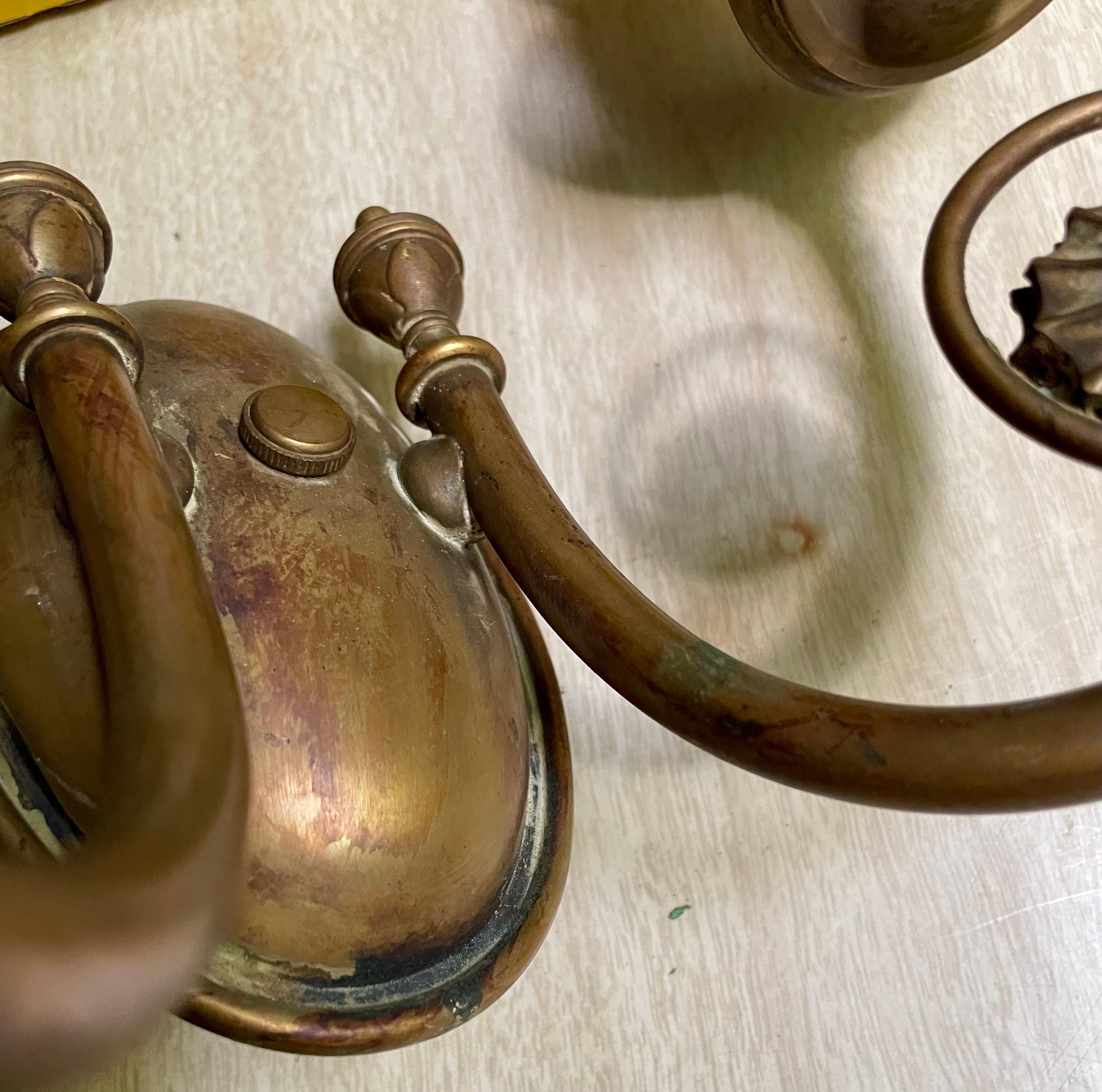 Il s'agit d'une jolie applique en laiton dans le style art nouveau, tout simplement élégant. Elle présente le traditionnel sommet de l'urne à l'endroit où les bras rejoignent la plaque murale, une fantastique forme d'étoile/fleur dans la courbe du