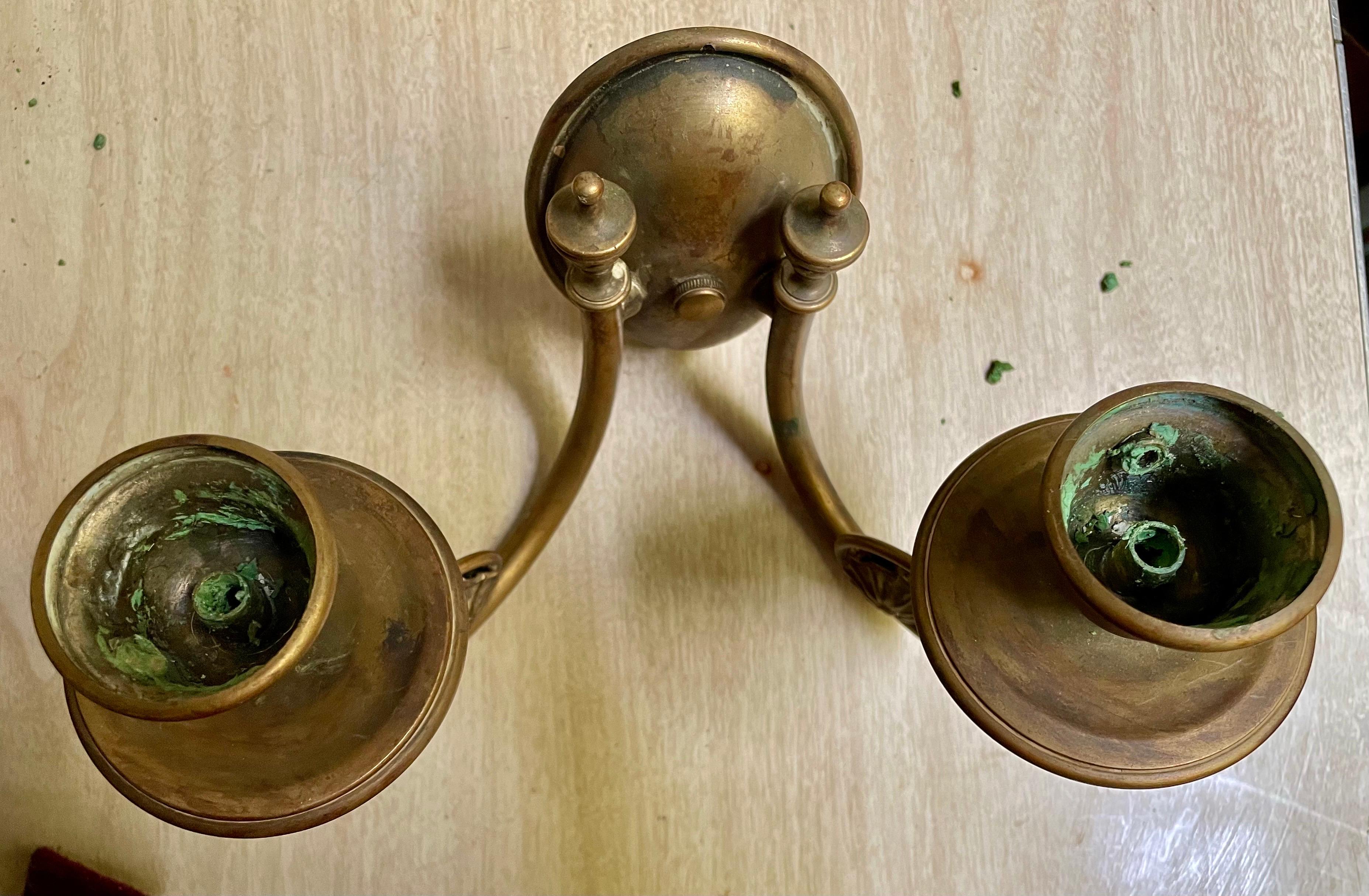 Applique murale Art Nouveau à double éclairage en laiton non sélectionnée en vente 2