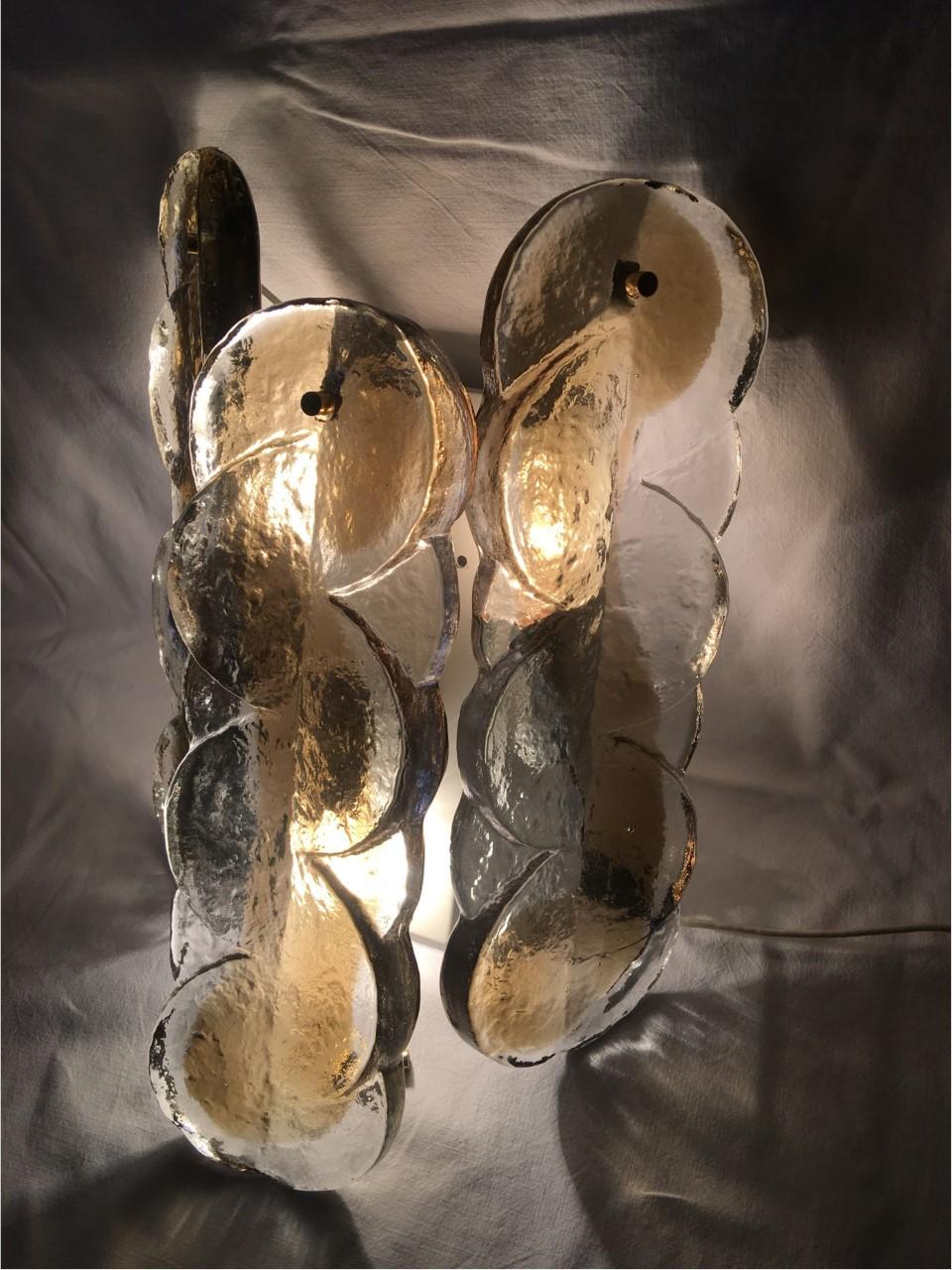 1970s single Austrian J.T. Kalmar three swirl glass sconces from the J.T. Kalmar Franken KG. The fixture requires three European E 14 candelabra bulb, each bulb up to 40 watts.
With 0n / Off pull cord
Good. In working condition. Equipped with