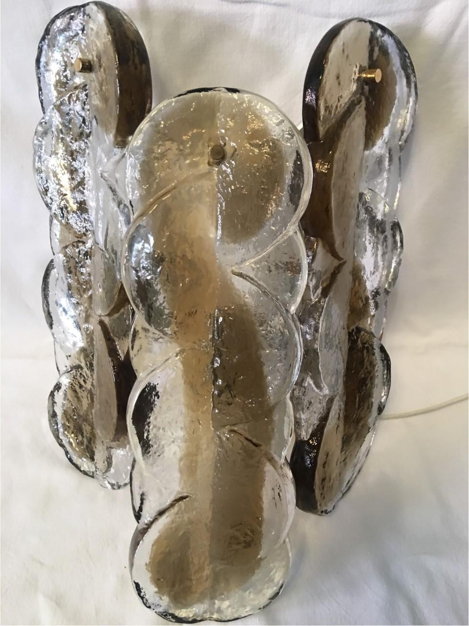 Single Austrian J.T. Kalmar Three Swirl Glass Sconces, 1970s im Zustand „Gut“ im Angebot in Frisco, TX