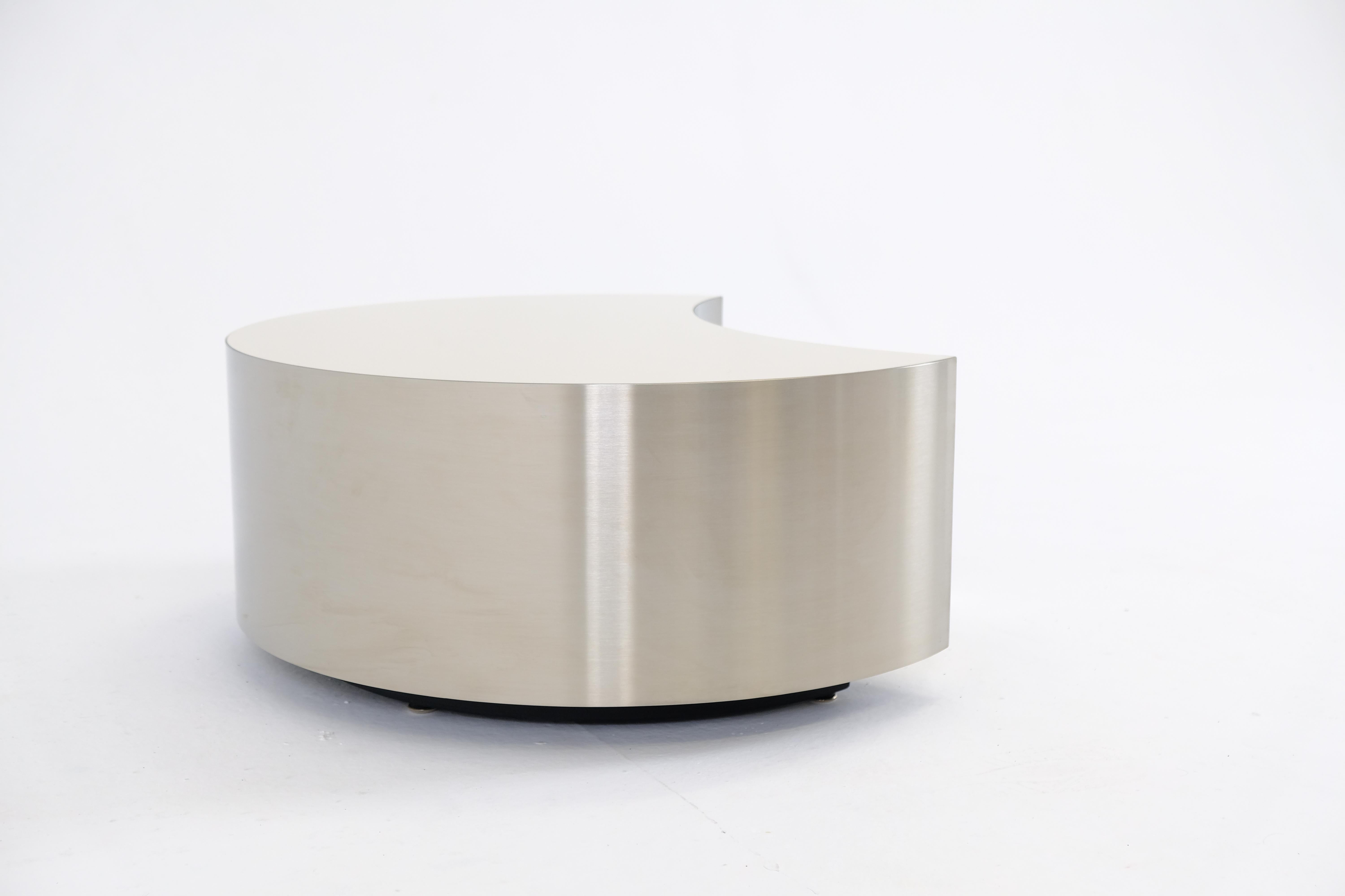 Luna Fusión Collection - Coffee Tables, Side Tables, Auxiliary Tables

Luna Fusión, a collection of moon-inspired coffee and auxiliary tables, blends two premium materials to create a stunning aesthetic: the high-gloss laminate tabletop is elegantly