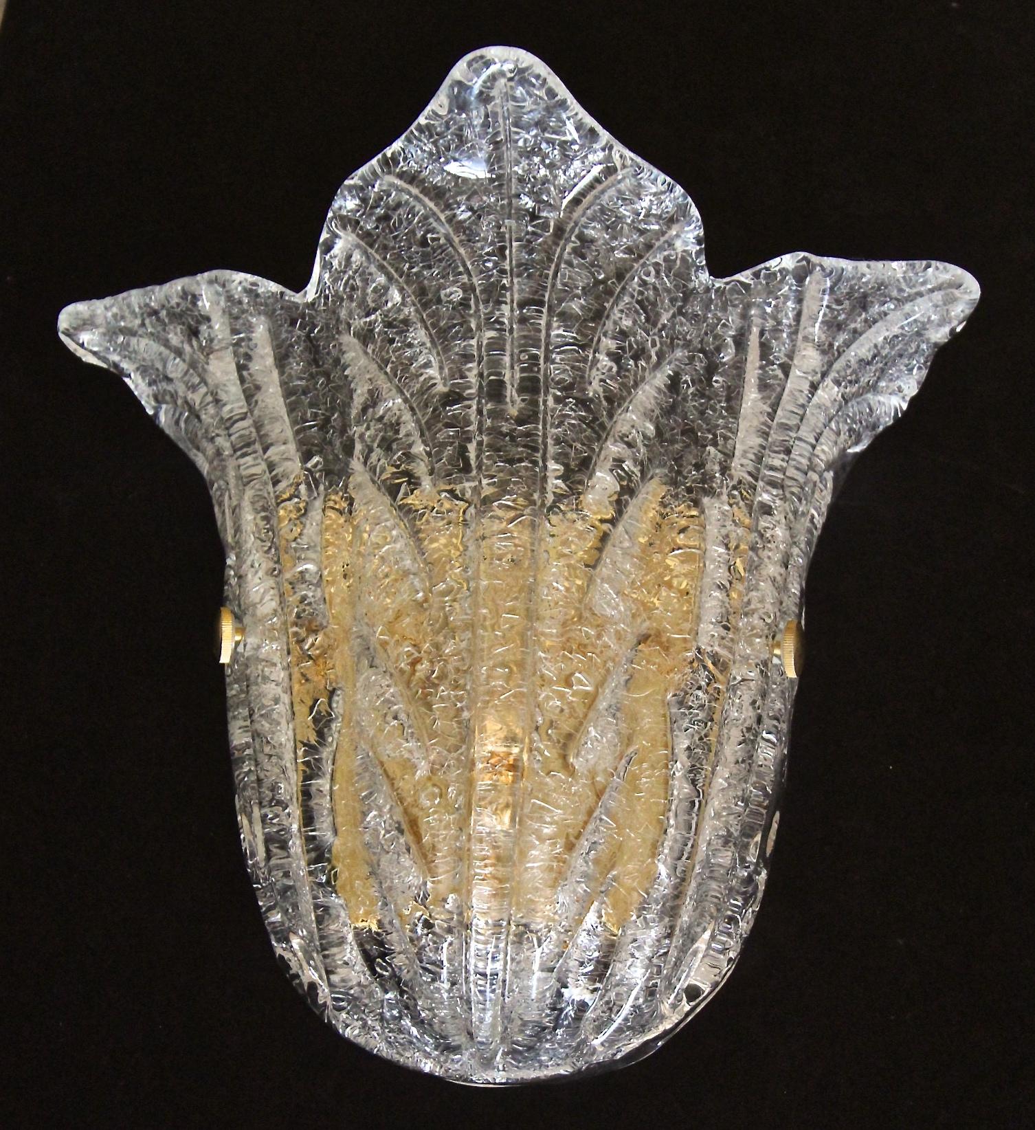 One single handblown Barovier style glass leaf wall sconce, supported on gold-plated backplate. Reverse side of the leaf in the 