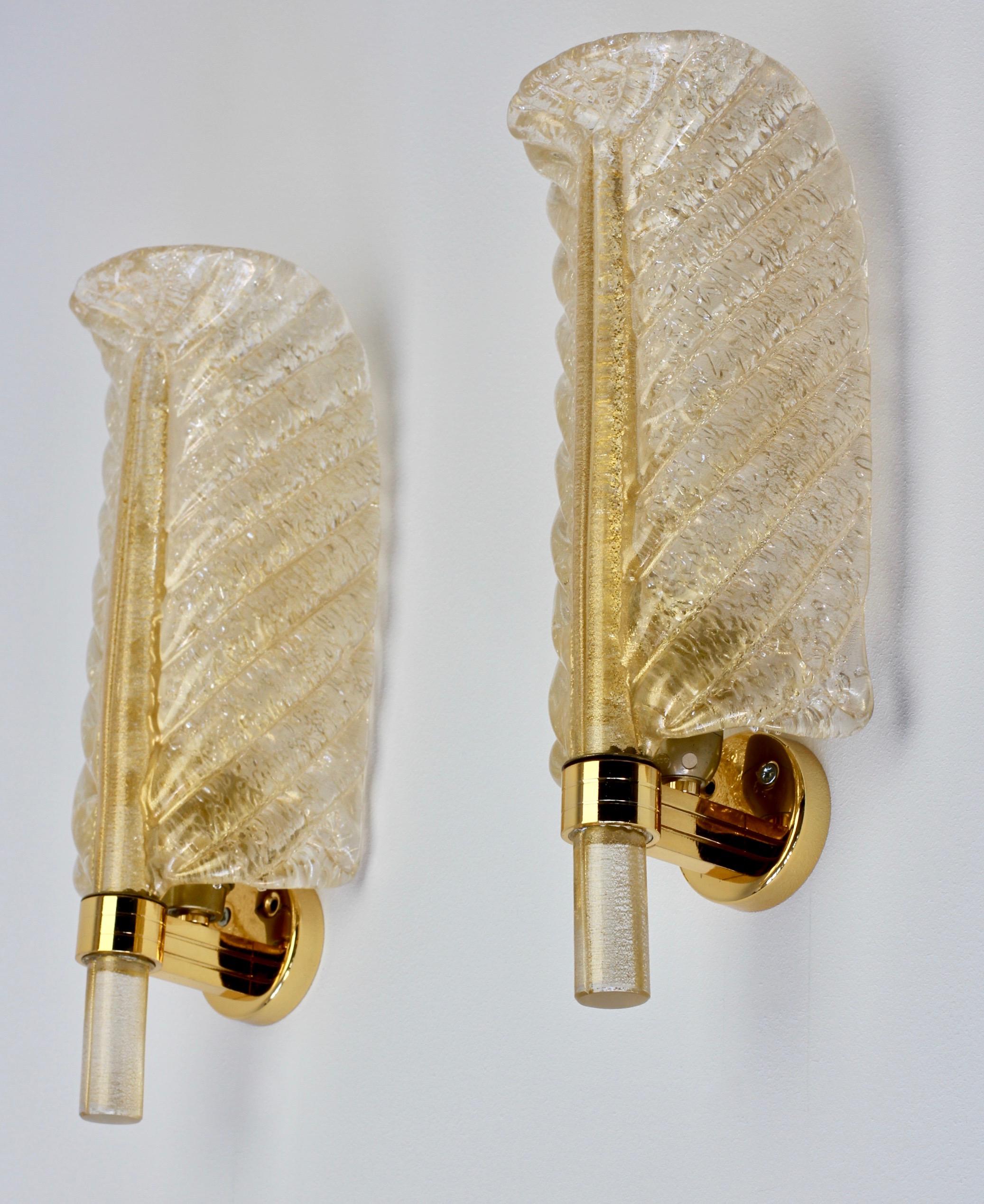 Barovier e Toso - a single Venetian neoclassical style Murano glass leaf sconce or wall mounted light made in Italy, circa 1980s. Made of textured clear glass with 24-carat gold inclusions handmade and shaped in to the form of curved leaves.