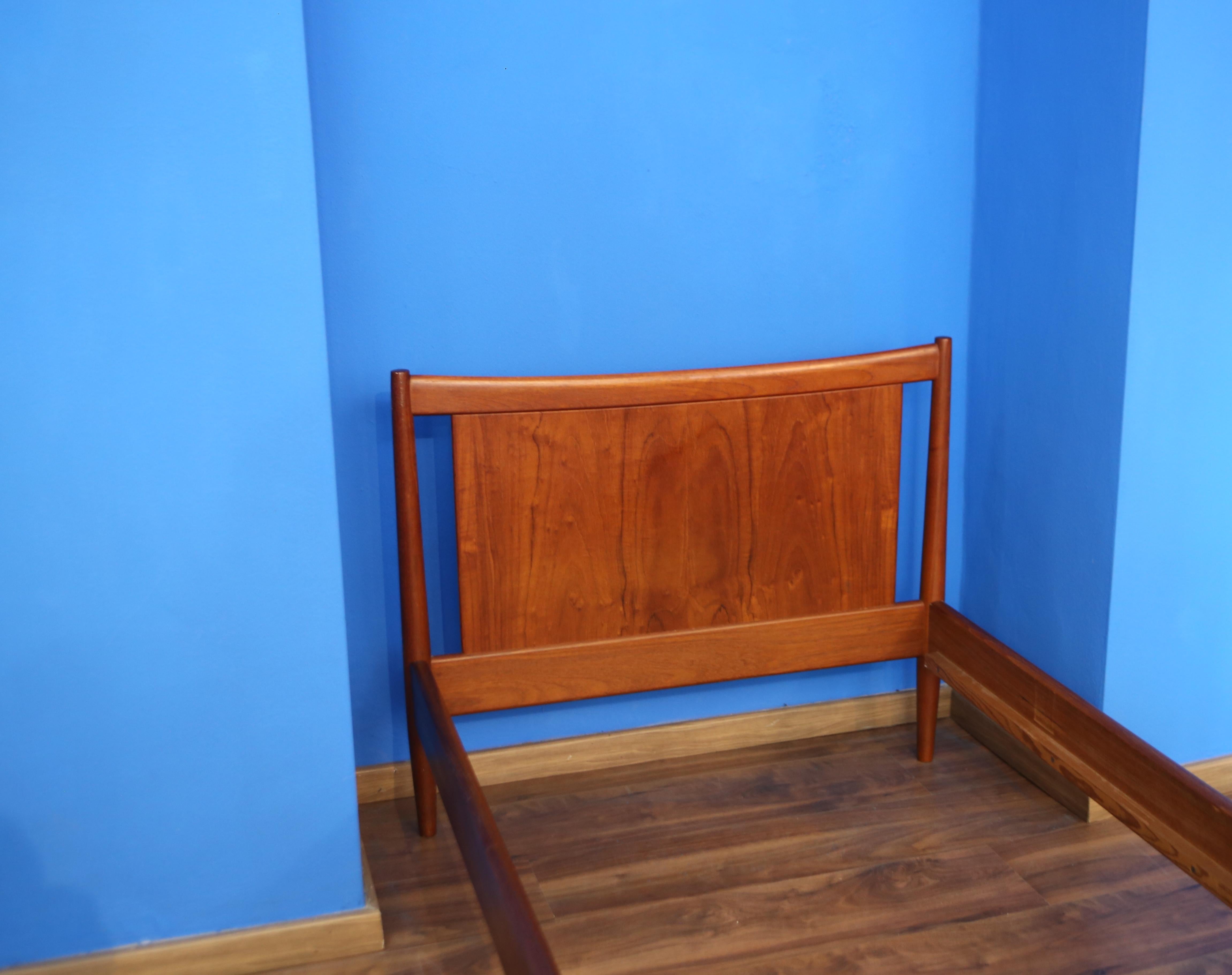 Italian single bed by Soborg Mobler by Søborg Møbelfabrik Denmark 1960s For Sale