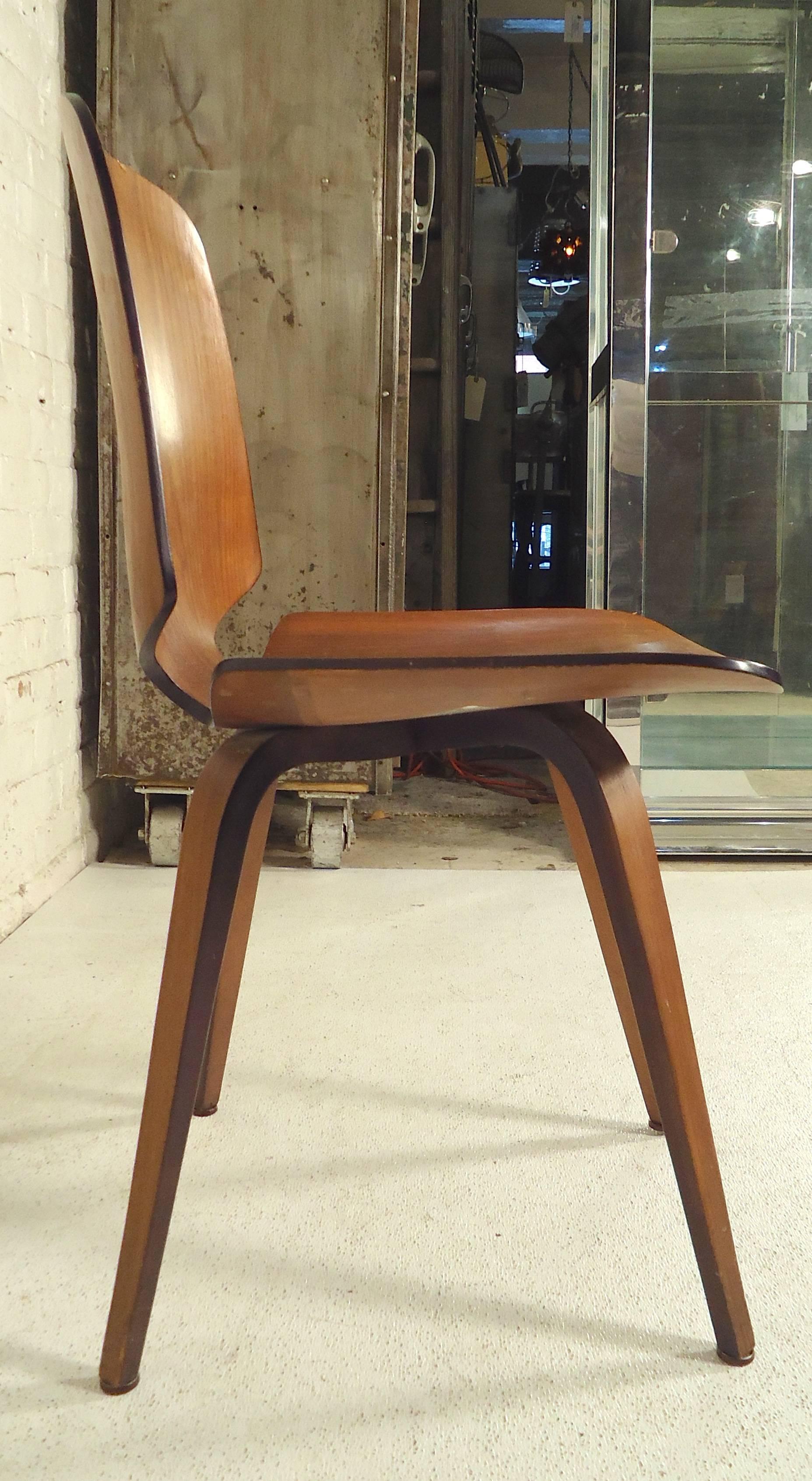 Chaise d'appoint en bois courbé emblématique de la modernité du milieu du siècle, conçue par George Mulhauser pour Plycraft (Massachusetts). Les deux labels d'origine sont encore intacts, révélant une date de fabrication originale du 12 avril 1965.