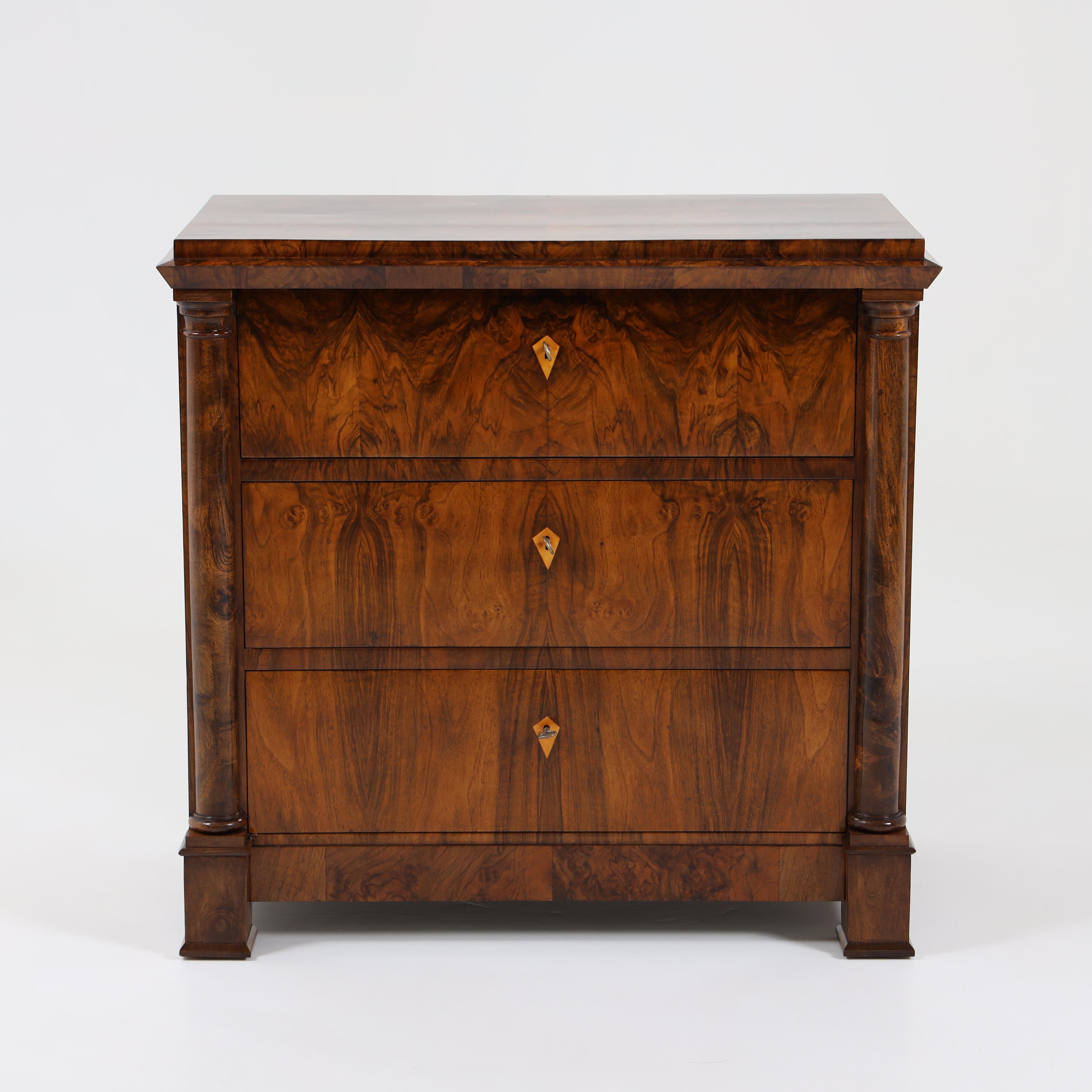 Single Biedermeier chest of drawers. 
Walnut.