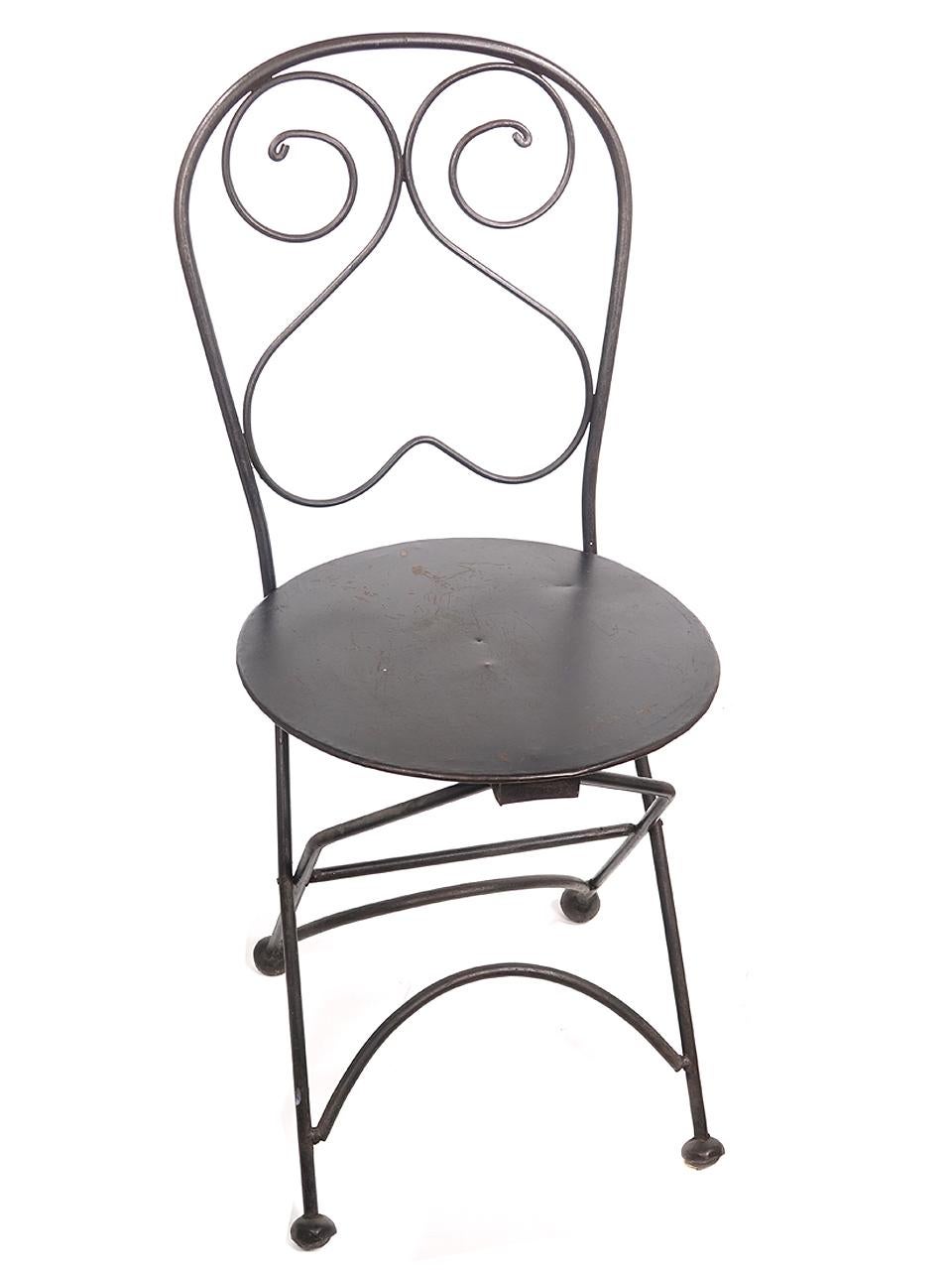 Il est difficile de lier une chaise pliante à un style quelconque. Avec son fer laminé et ses pieds en forme de boule, son ichair a un look unique et léger de bistrot. Nous n'avons qu'une seule chaise mais parfois c'est tout ce dont on a besoin.