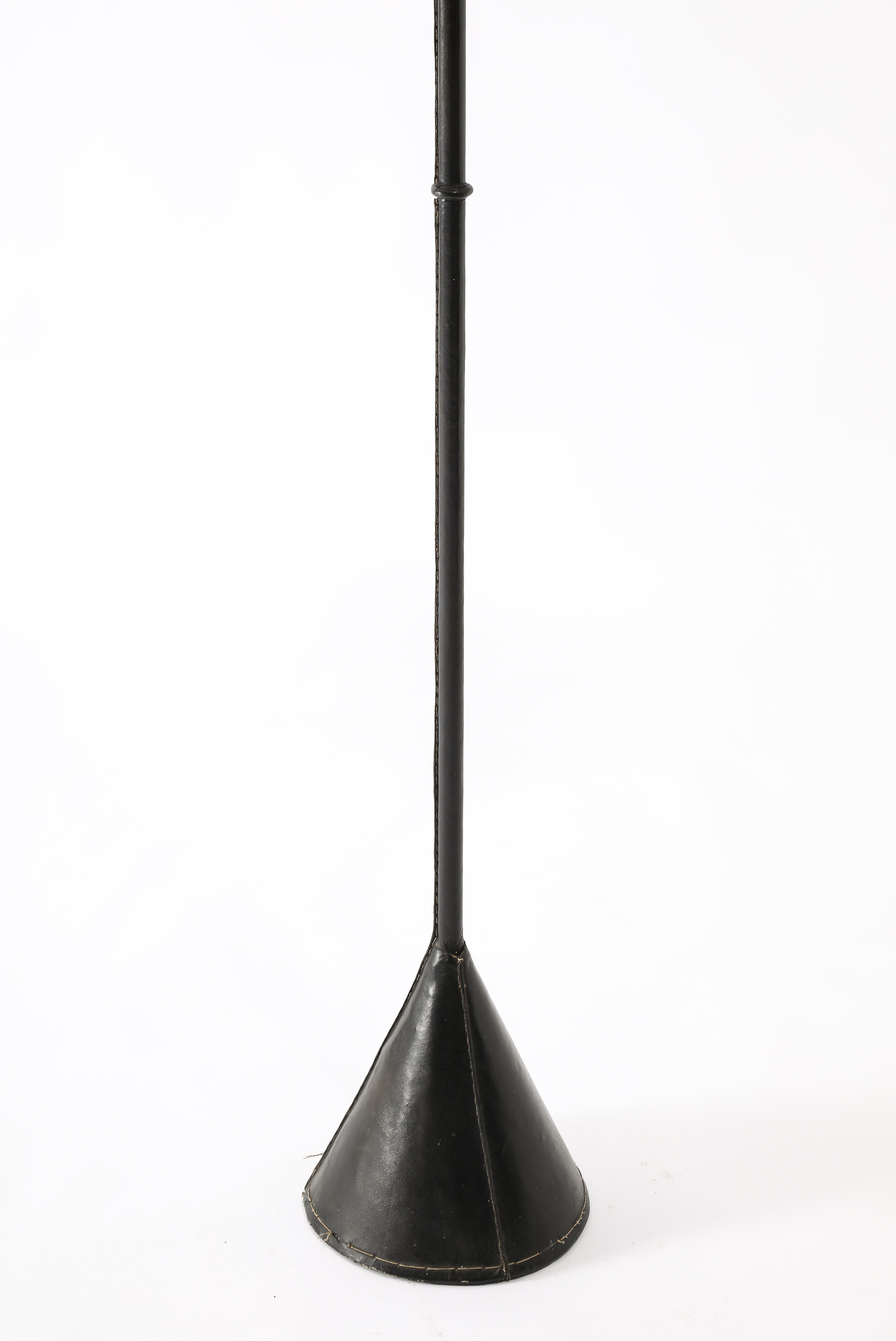 Einzelne schwarze Valenti Dual Kegel Leder Stehlampe, Spanien 1950er Jahre im Angebot 4