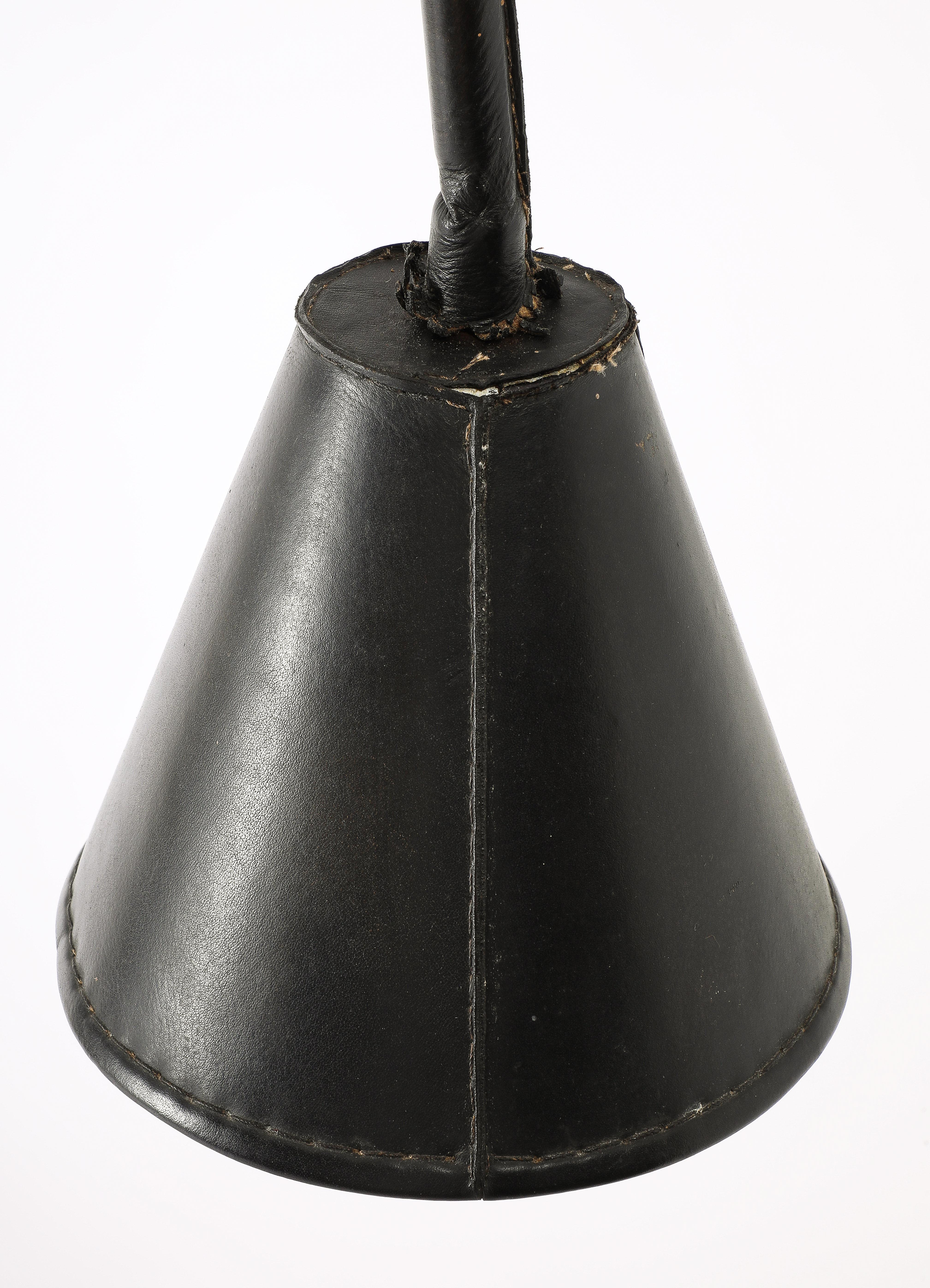 Einzelne schwarze Valenti Dual Kegel Leder Stehlampe, Spanien 1950er Jahre im Angebot 5