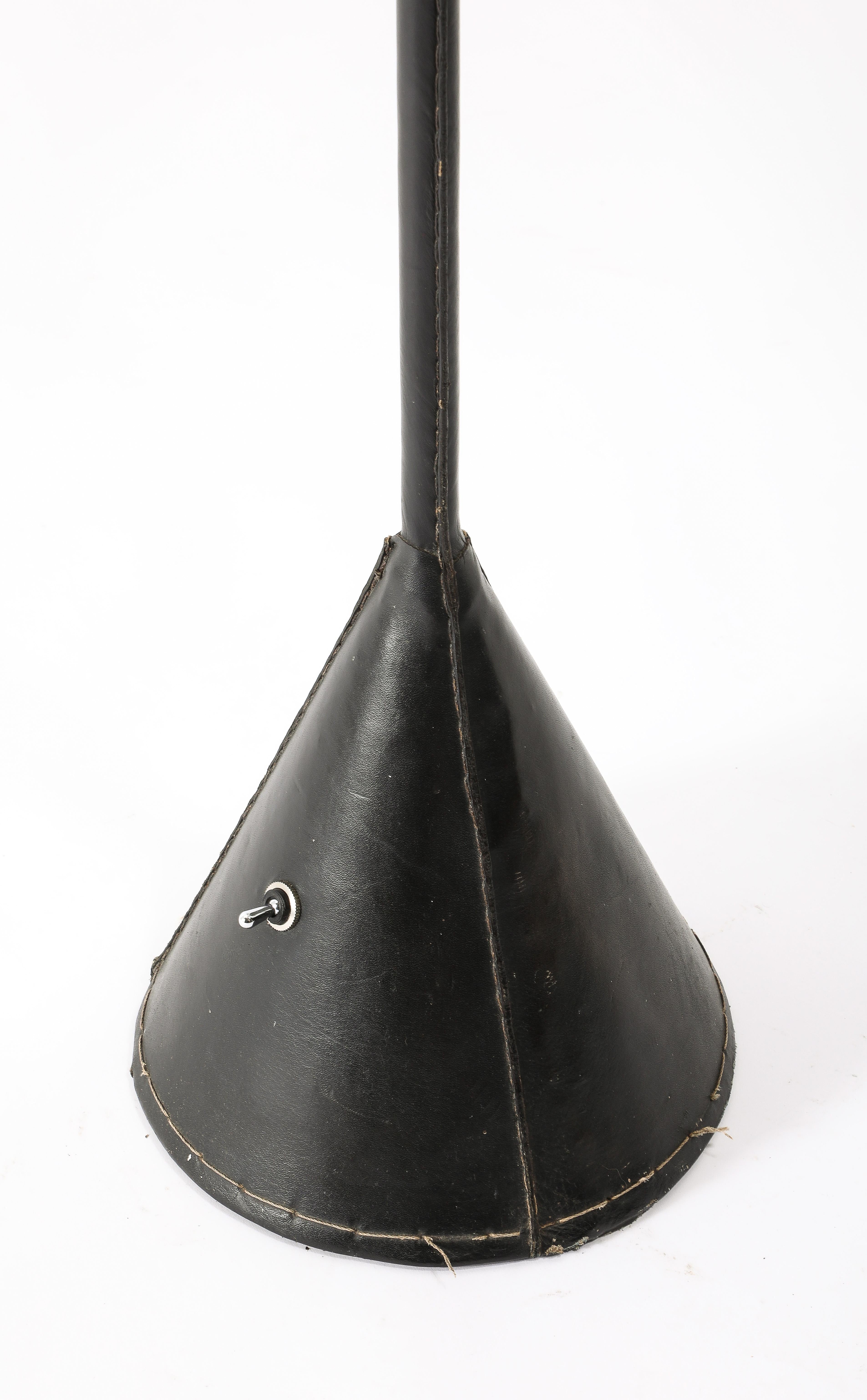 Einzelne schwarze Valenti Dual Kegel Leder Stehlampe, Spanien 1950er Jahre im Angebot 7