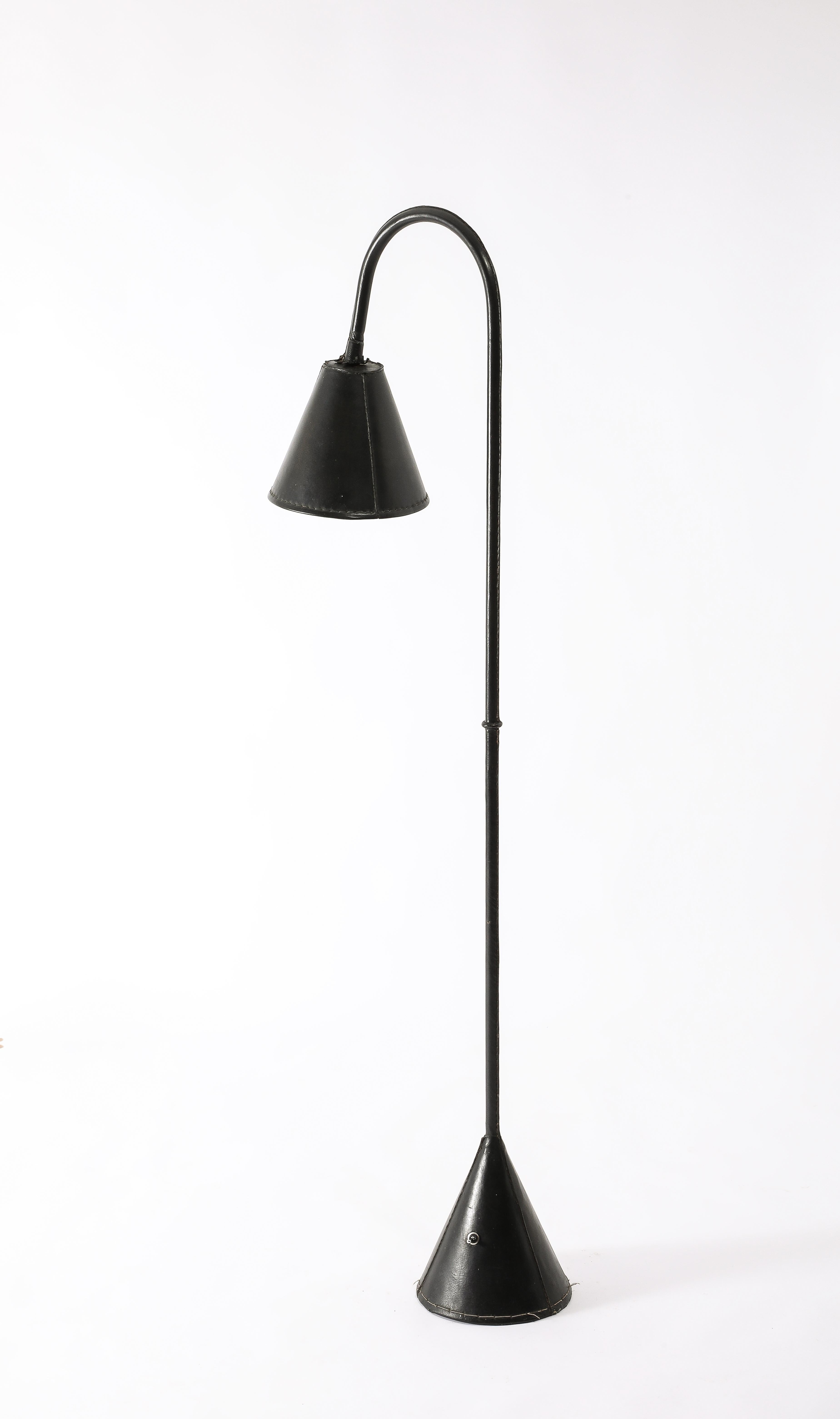 Einzelne schwarze Valenti Dual Kegel Leder Stehlampe, Spanien 1950er Jahre im Angebot 9