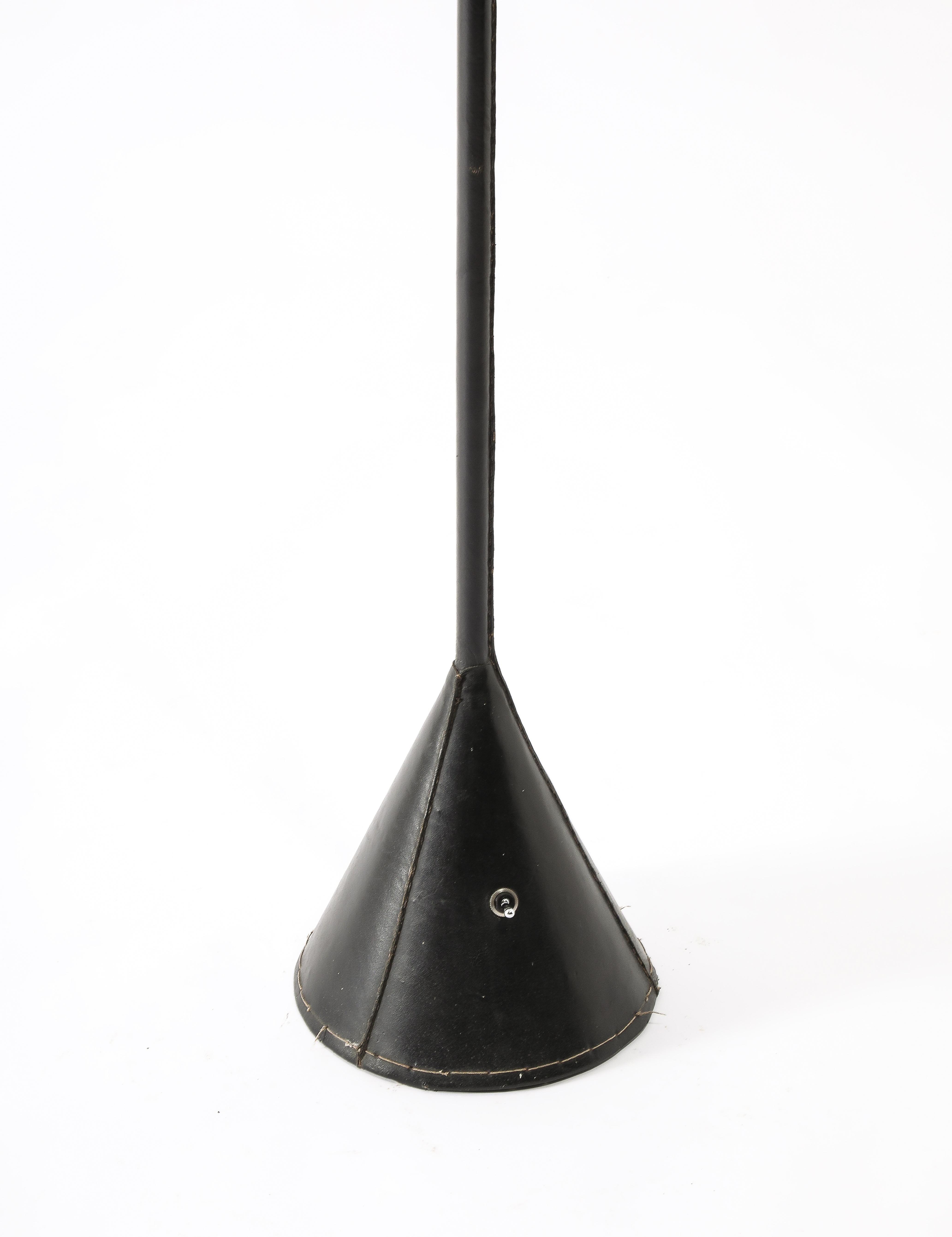 Eine einzelne originale Stehlampe aus schwarzem Leder. Neu verkabelt