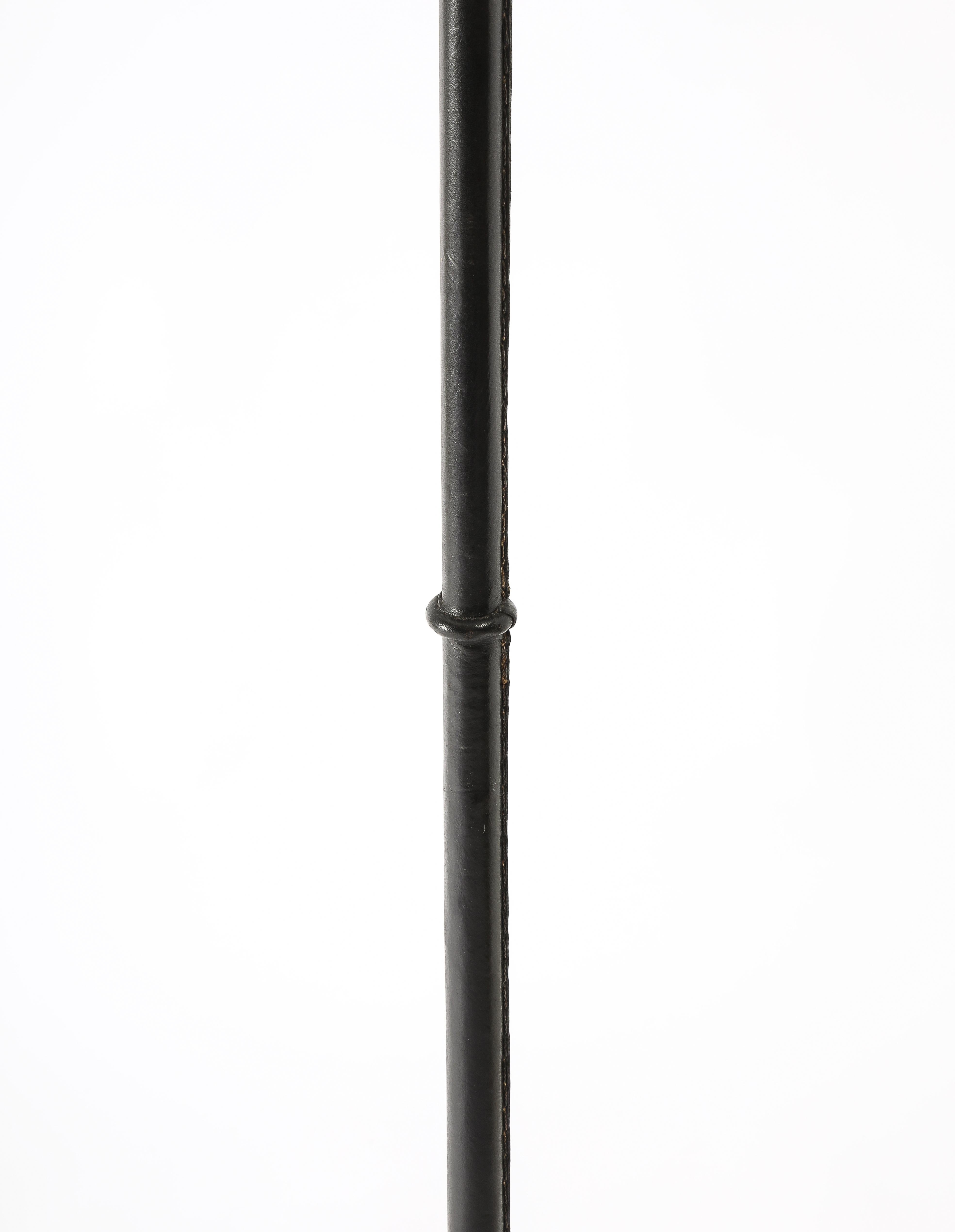 Einzelne schwarze Valenti Dual Kegel Leder Stehlampe, Spanien 1950er Jahre (Moderne der Mitte des Jahrhunderts) im Angebot