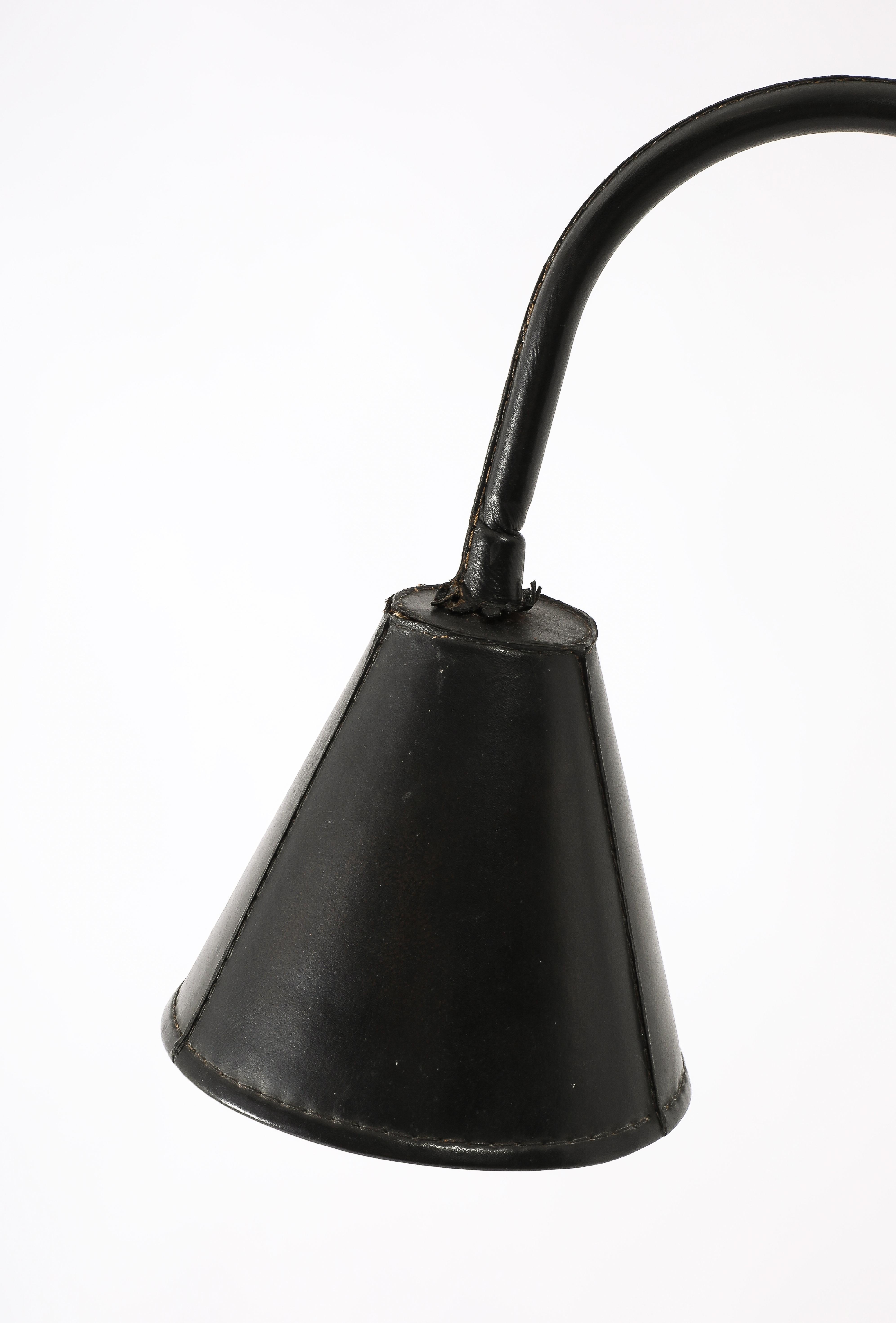 Einzelne schwarze Valenti Dual Kegel Leder Stehlampe, Spanien 1950er Jahre (Französisch) im Angebot