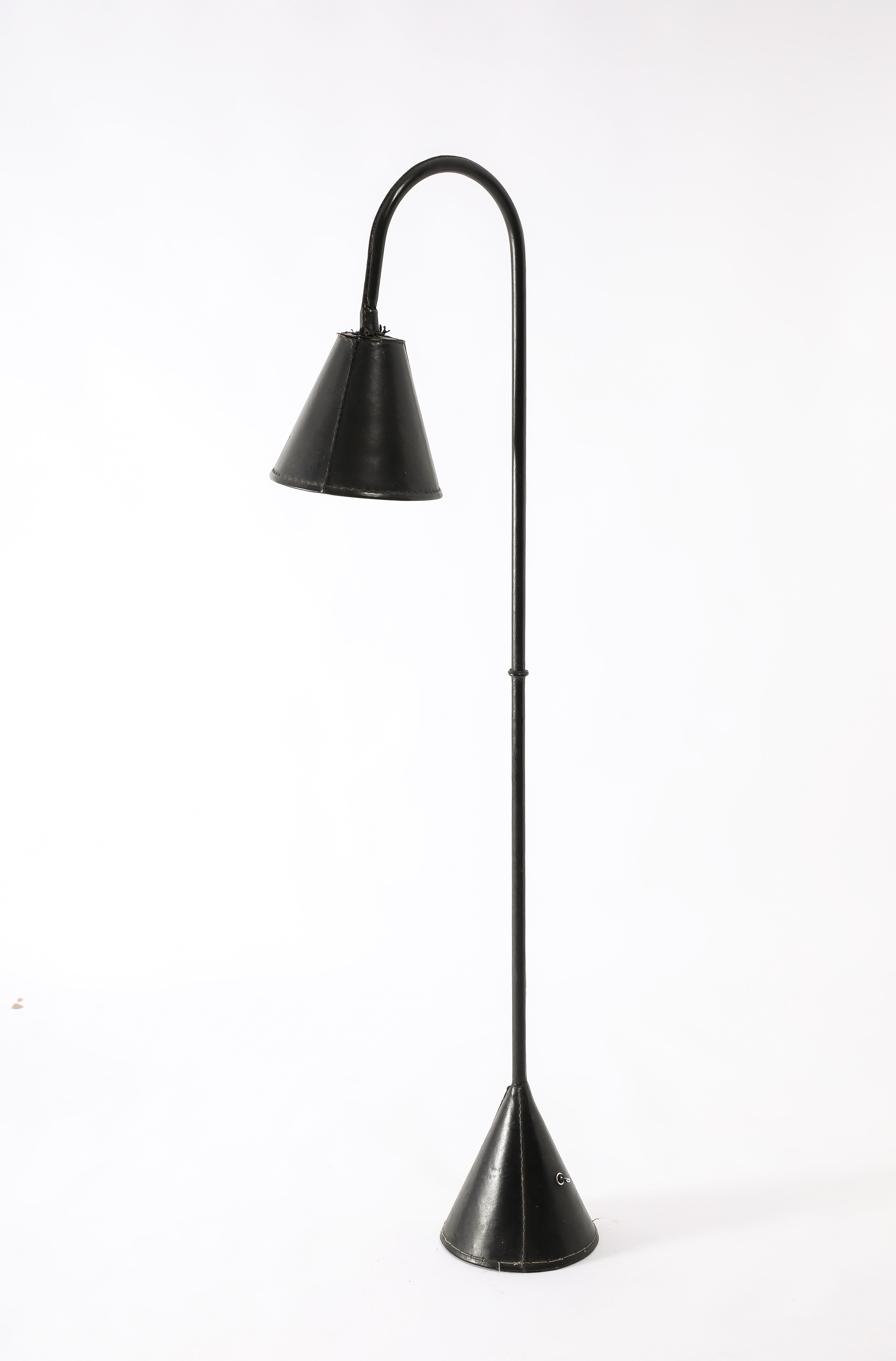 Einzelne schwarze Valenti Dual Kegel Leder Stehlampe, Spanien 1950er Jahre im Zustand „Gut“ im Angebot in New York, NY