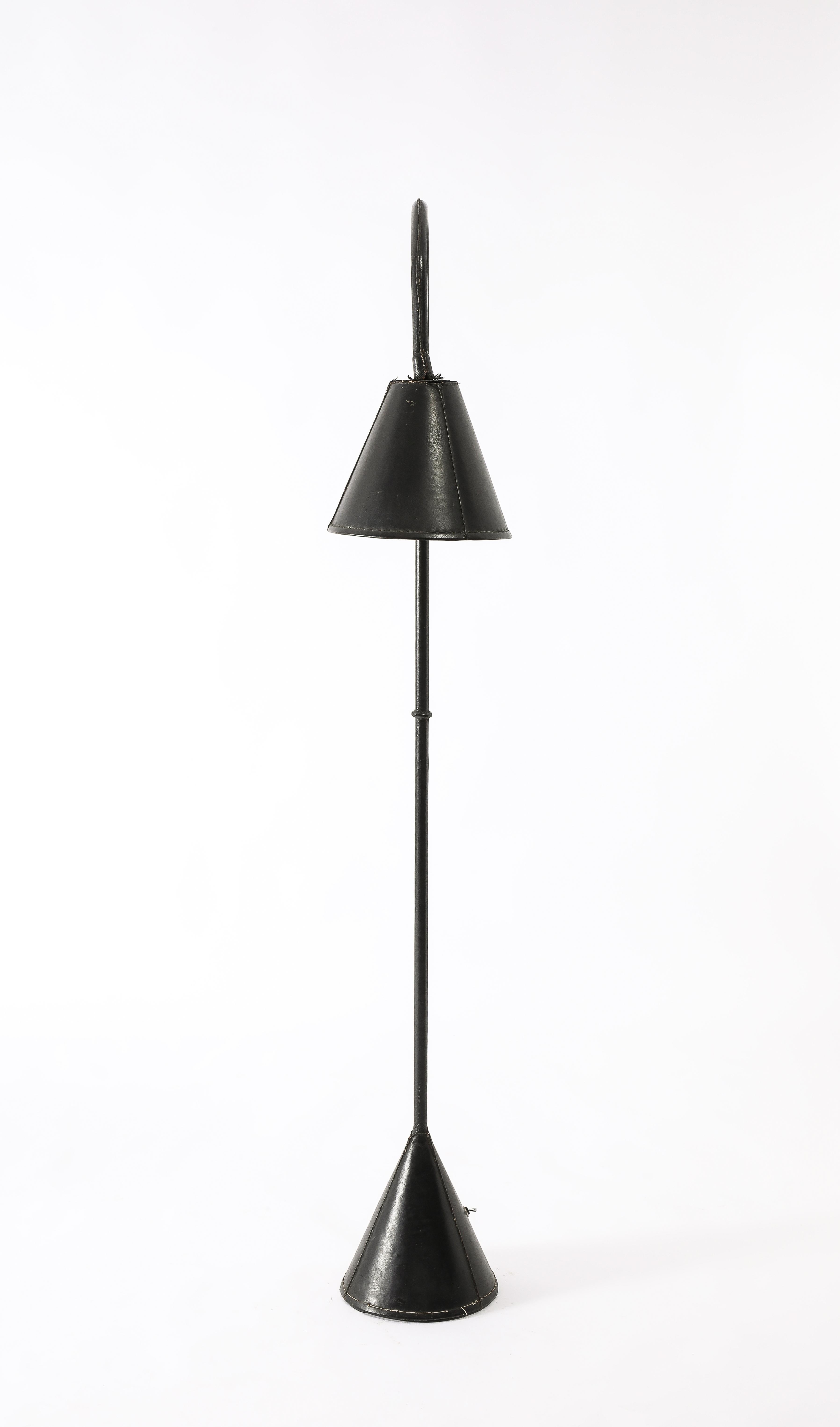 Einzelne schwarze Valenti Dual Kegel Leder Stehlampe, Spanien 1950er Jahre (20. Jahrhundert) im Angebot