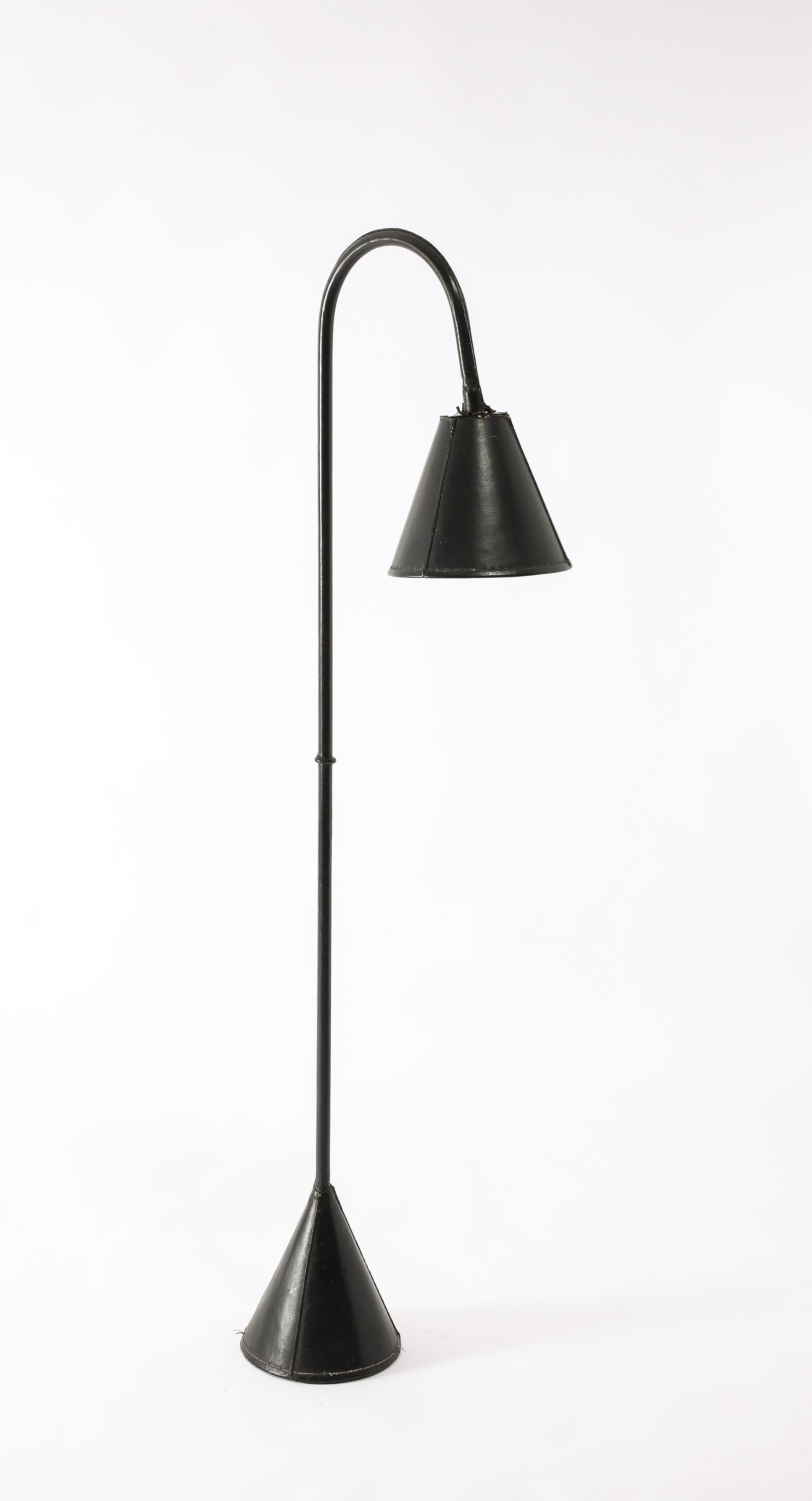 Einzelne schwarze Valenti Dual Kegel Leder Stehlampe, Spanien 1950er Jahre (Messing) im Angebot
