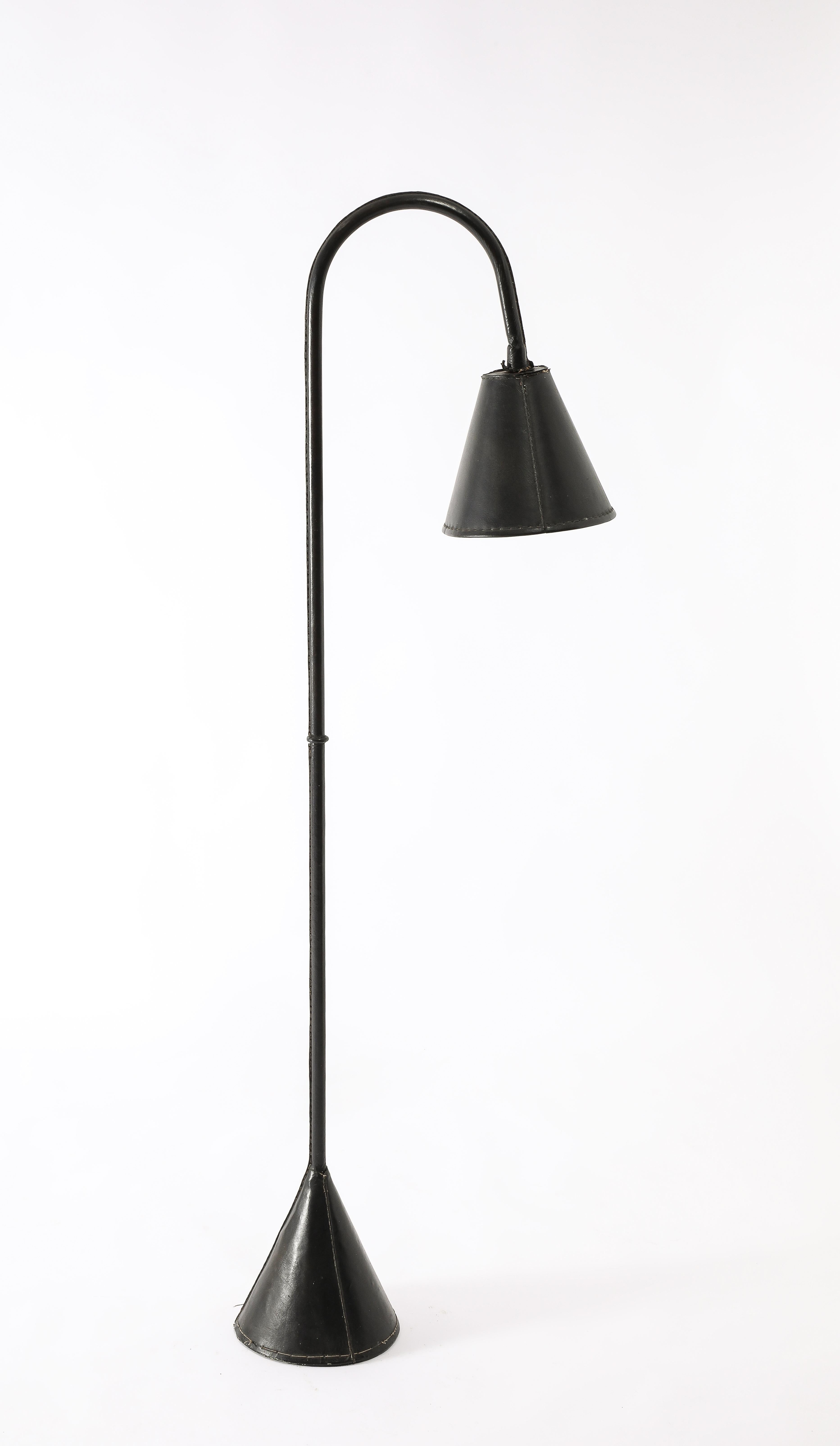 Einzelne schwarze Valenti Dual Kegel Leder Stehlampe, Spanien 1950er Jahre im Angebot 2