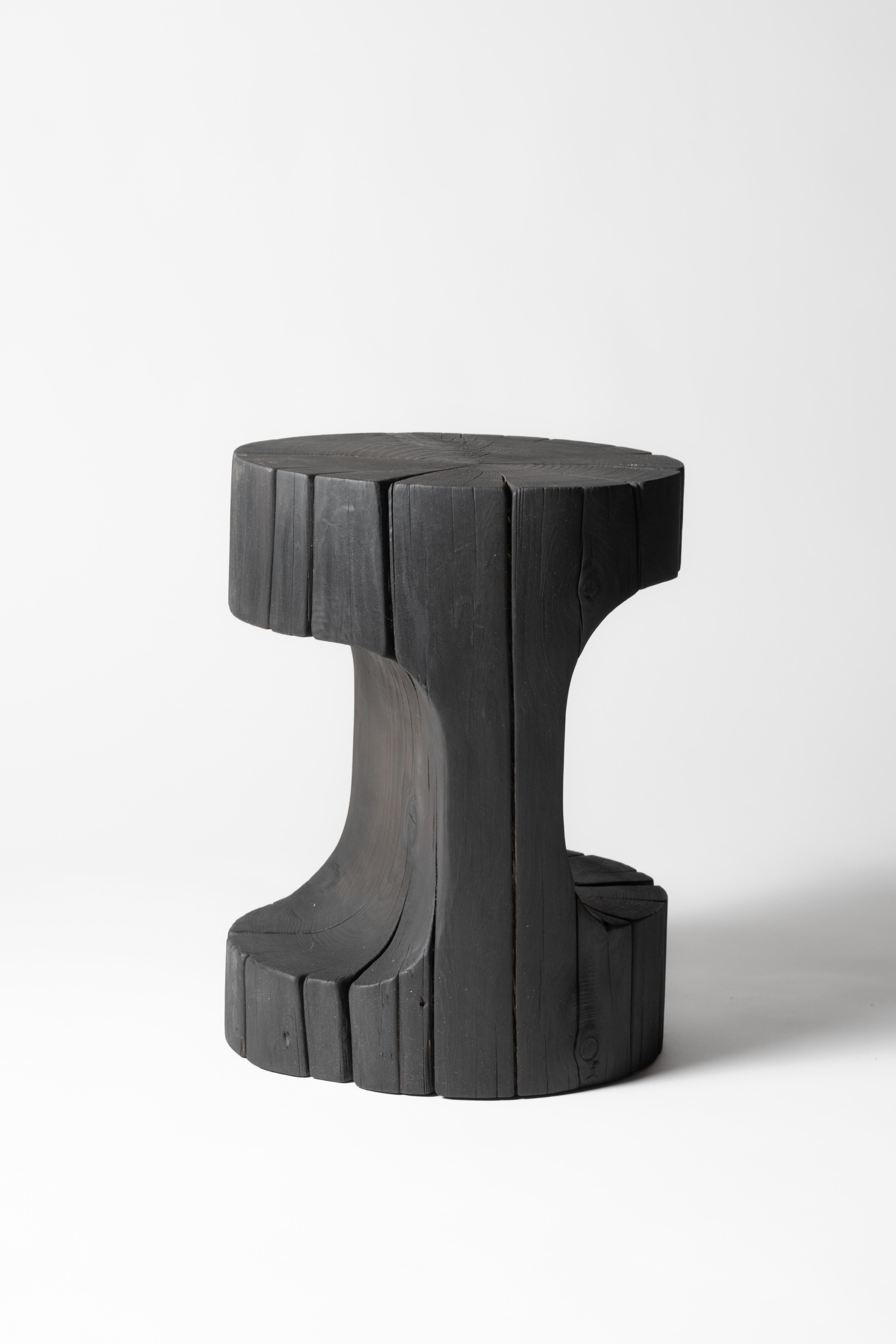 Sgabello singolo Block Wood Batan C di Sebastián Cappiello
Dimensioni:  L. 35 x P. 35 x H. 45 cm
Materiali: Legno a blocco unico. 
Finiture: Cedro bianco, cedro annerito (yakisugi), encino (rovere messicano), capulin (ciliegio messicano). frassino.