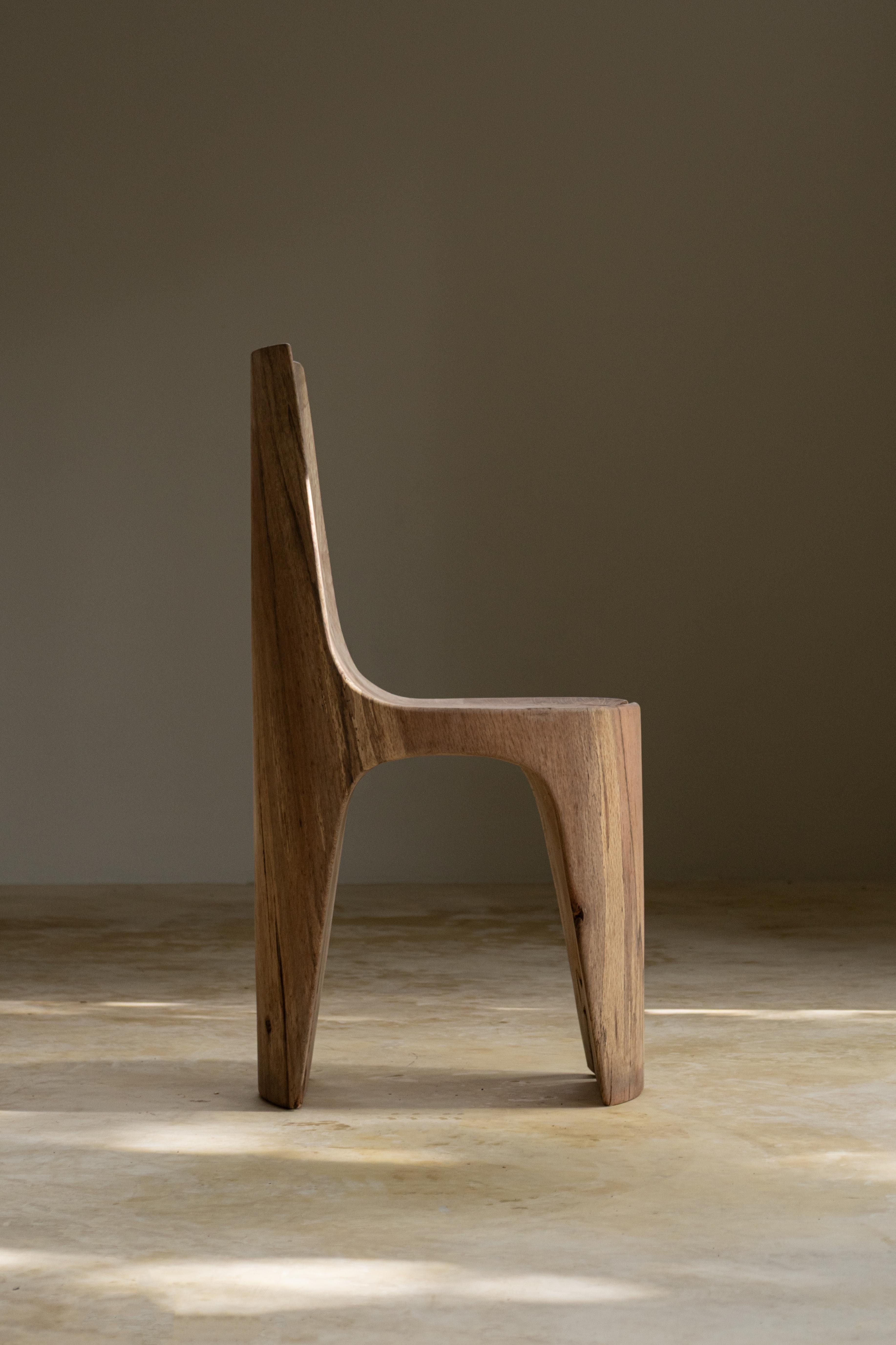 Silla de comedor Batan de madera en bloque de Sebastián Cappiello Posmoderno en venta